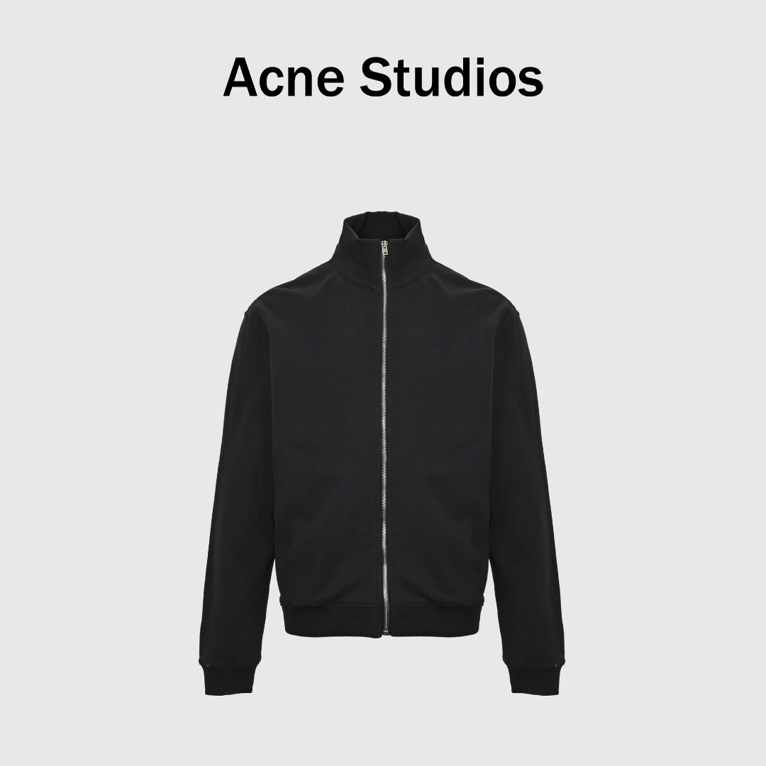 本地自取💰240 Acne Studios 25FW 拉链立领外套 克重精准达到380G，这是一种经过测算的完美平衡一既保证了外套挺阔有型的轮廓感和垂坠感，又避免了过于厚重带来的臃肿与闷热。染料采用进口环保活性染料，经过特殊洗水工艺处理，使色彩牢固度高且呈现出一种微妙的做旧复古色调，而非生硬的新货感。拉链经过特殊的表层钝化处理，呈现出一种均匀且富有磨砂质感的做旧效果。采用高密度打底刺绣，使图案饱满立体，触感扎实，绝不会露出底布。 尺码：S-XL