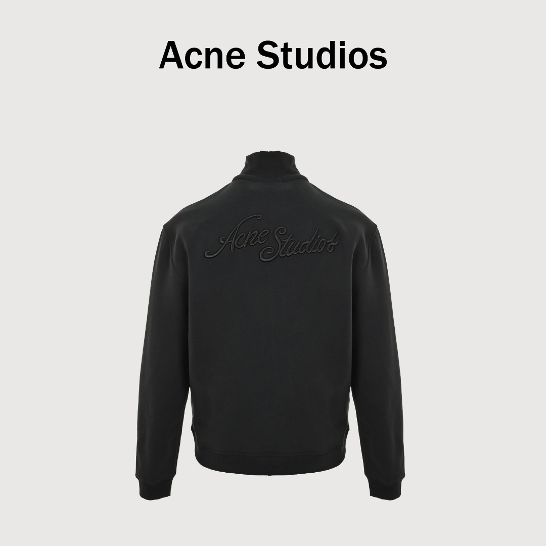 本地自取💰240 Acne Studios 25FW 拉链立领外套 克重精准达到380G,这是一种经过测算的完美平衡一既保证了外套挺阔有型的轮廓感和垂坠感,又避免了过于厚重带来的臃肿与闷热。染料采用进口环保活性染料,经过特殊洗水工艺处理,使色彩牢固度高且呈现出一种微妙的做旧复古色调,而非生硬的新货感。拉链经过特殊的表层钝化处理,呈现出一种均匀且富有磨砂质感的做旧效果。采用高密度打底刺绣,使图案饱满立体,触感扎实,绝不会露出底布。 尺码:S-XL