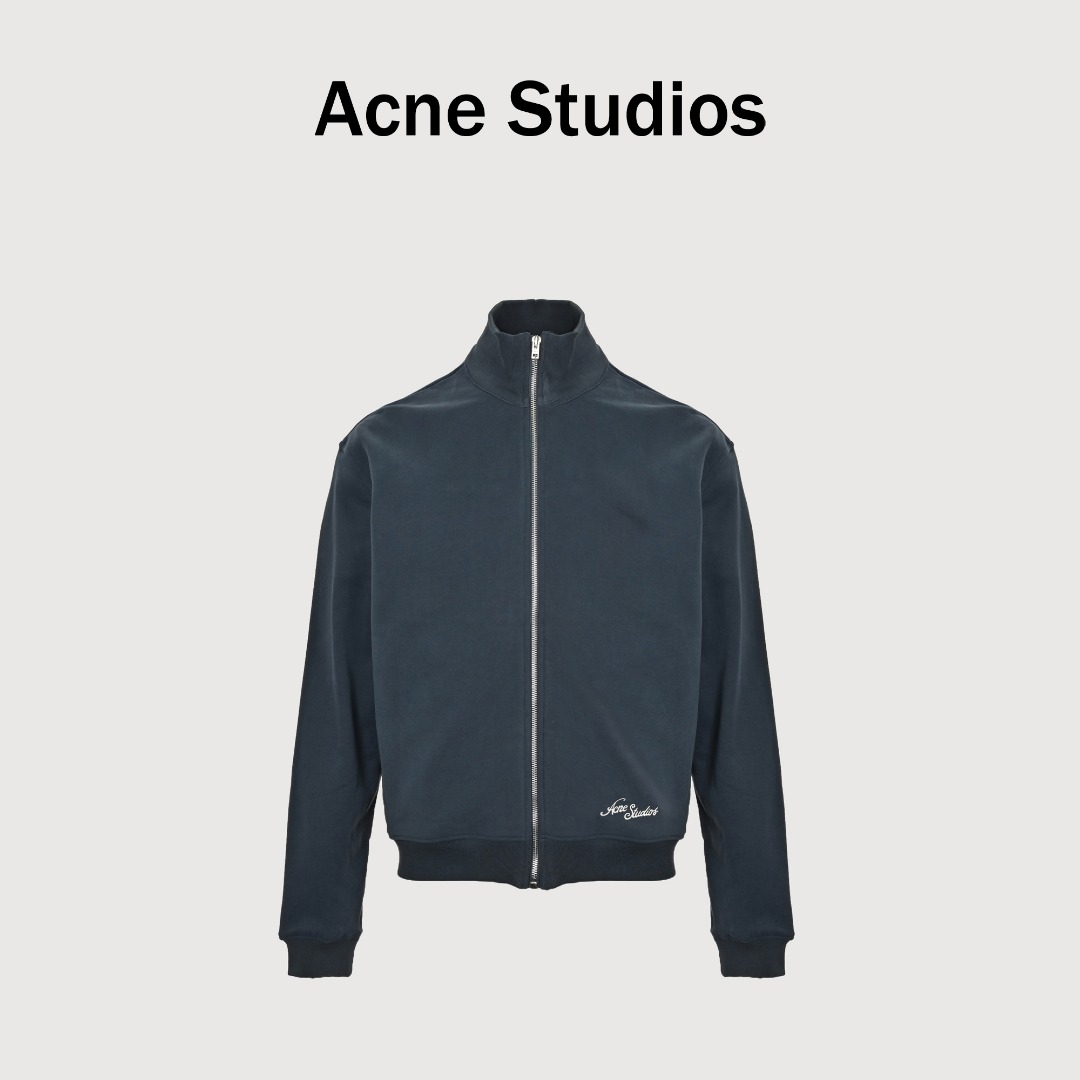 本地自取💰240
 Acne Studios 25FW 拉链立领外套
克重精准达到380G，这是一种经过测算的完美平衡一既保证了外套挺阔有型的轮廓感和垂坠感，又避免了过于厚重带来的臃肿与闷热。染料采用进口环保活性染料，经过特殊洗水工艺处理，使色彩牢固度高且呈现出一种微妙的做旧复古色调，而非生硬的新货感。拉链经过特殊的表层钝化处理，呈现出一种均匀且富有磨砂质感的做旧效果。采用高密度打底刺绣，使图案饱满立体，触感扎实，绝不会露出底布。
尺码：S-XL