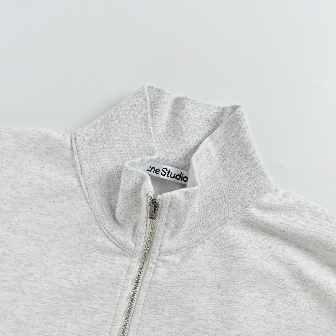 本地自取💰240 Acne Studios 25FW 拉链立领外套 克重精准达到380G,这是一种经过测算的完美平衡一既保证了外套挺阔有型的轮廓感和垂坠感,又避免了过于厚重带来的臃肿与闷热。染料采用进口环保活性染料,经过特殊洗水工艺处理,使色彩牢固度高且呈现出一种微妙的做旧复古色调,而非生硬的新货感。拉链经过特殊的表层钝化处理,呈现出一种均匀且富有磨砂质感的做旧效果。采用高密度打底刺绣,使图案饱满立体,触感扎实,绝不会露出底布。 尺码:S-XL