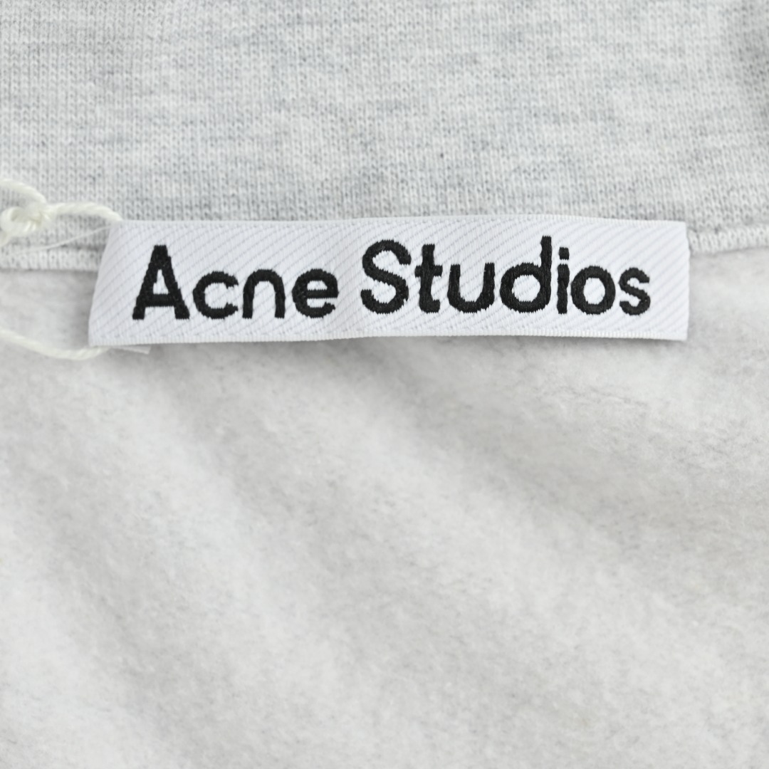 本地自取💰240 Acne Studios 25FW 拉链立领外套 克重精准达到380G,这是一种经过测算的完美平衡一既保证了外套挺阔有型的轮廓感和垂坠感,又避免了过于厚重带来的臃肿与闷热。染料采用进口环保活性染料,经过特殊洗水工艺处理,使色彩牢固度高且呈现出一种微妙的做旧复古色调,而非生硬的新货感。拉链经过特殊的表层钝化处理,呈现出一种均匀且富有磨砂质感的做旧效果。采用高密度打底刺绣,使图案饱满立体,触感扎实,绝不会露出底布。 尺码:S-XL