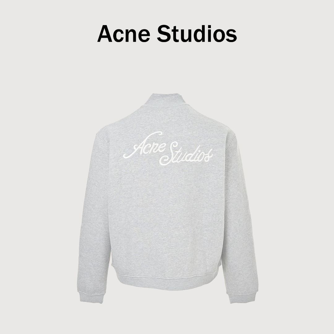 本地自取💰240 Acne Studios 25FW 拉链立领外套 克重精准达到380G,这是一种经过测算的完美平衡一既保证了外套挺阔有型的轮廓感和垂坠感,又避免了过于厚重带来的臃肿与闷热。染料采用进口环保活性染料,经过特殊洗水工艺处理,使色彩牢固度高且呈现出一种微妙的做旧复古色调,而非生硬的新货感。拉链经过特殊的表层钝化处理,呈现出一种均匀且富有磨砂质感的做旧效果。采用高密度打底刺绣,使图案饱满立体,触感扎实,绝不会露出底布。 尺码:S-XL