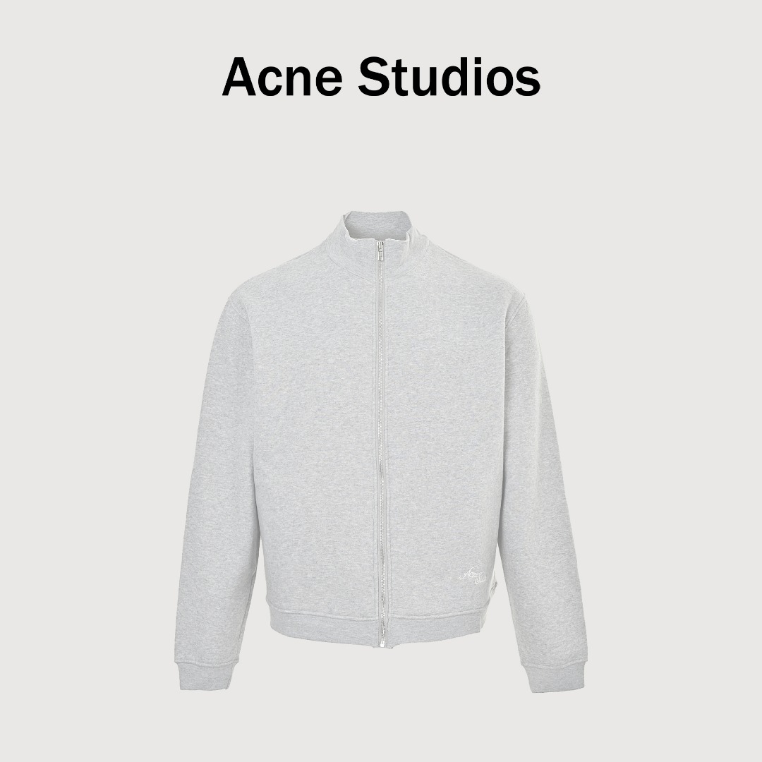 本地自取💰240 Acne Studios 25FW 拉链立领外套 克重精准达到380G，这是一种经过测算的完美平衡一既保证了外套挺阔有型的轮廓感和垂坠感，又避免了过于厚重带来的臃肿与闷热。染料采用进口环保活性染料，经过特殊洗水工艺处理，使色彩牢固度高且呈现出一种微妙的做旧复古色调，而非生硬的新货感。拉链经过特殊的表层钝化处理，呈现出一种均匀且富有磨砂质感的做旧效果。采用高密度打底刺绣，使图案饱满立体，触感扎实，绝不会露出底布。 尺码：S-XL
