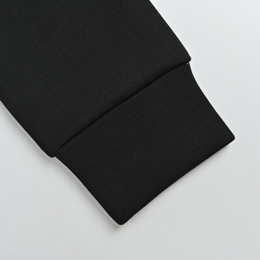 本地自取 💰320
Fendi/芬迪 25FW小怪兽刺绣眼睛拉链立领外套
Fendi/芬迪 2025秋冬最新爆款立领外套 面料精选高支高密双股空气层长绒棉 手感超级舒服 logo精选全进口环保材质 超级漂亮!
颜色:白色,黑色
尺码: M-3XL