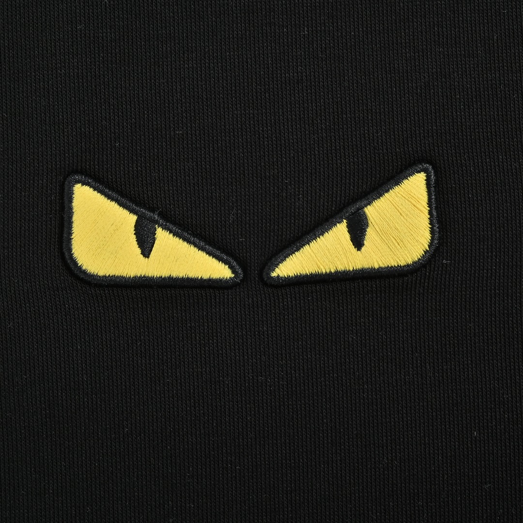 本地自取 💰320
Fendi/芬迪 25FW小怪兽刺绣眼睛拉链立领外套
Fendi/芬迪 2025秋冬最新爆款立领外套 面料精选高支高密双股空气层长绒棉 手感超级舒服 logo精选全进口环保材质 超级漂亮!
颜色:白色,黑色
尺码: M-3XL