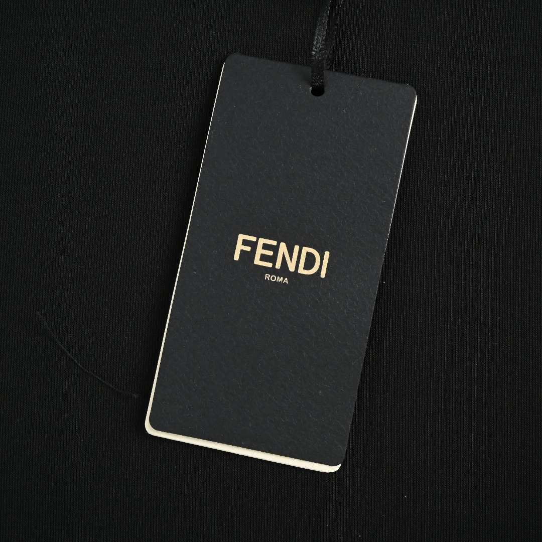 本地自取 💰320
Fendi/芬迪 25FW小怪兽刺绣眼睛拉链立领外套
Fendi/芬迪 2025秋冬最新爆款立领外套 面料精选高支高密双股空气层长绒棉 手感超级舒服 logo精选全进口环保材质 超级漂亮!
颜色:白色,黑色
尺码: M-3XL