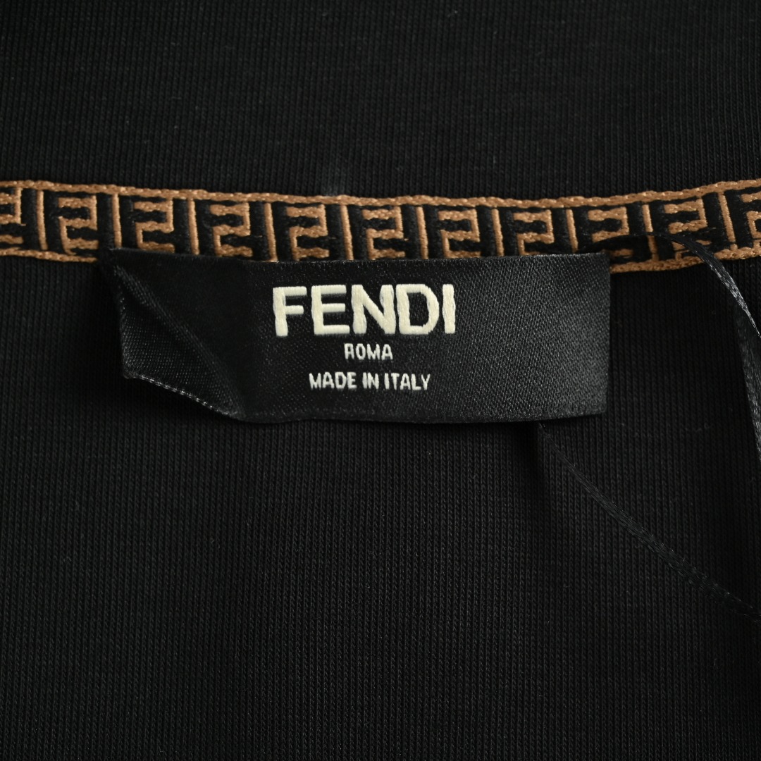本地自取 💰320
Fendi/芬迪 25FW小怪兽刺绣眼睛拉链立领外套
Fendi/芬迪 2025秋冬最新爆款立领外套 面料精选高支高密双股空气层长绒棉 手感超级舒服 logo精选全进口环保材质 超级漂亮!
颜色:白色,黑色
尺码: M-3XL