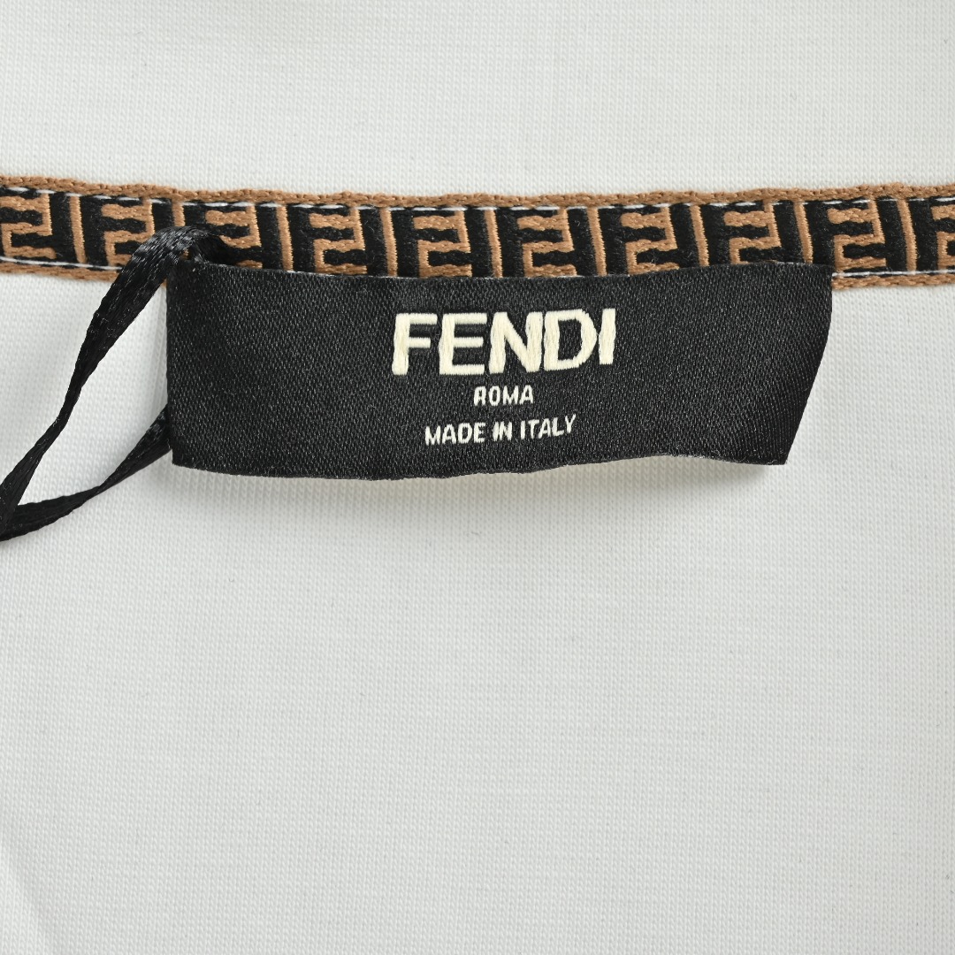 本地自取💰320
Fendi/芬迪 25FW小怪兽刺绣眼睛拉链立领外套
Fendi/芬迪 2025秋冬最新爆款立领外套 面料精选高支高密双股空气层长绒棉 手感超级舒服 logo精选全进口环保材质 超级漂亮!
颜色:白色,黑色
尺码: M-3XL