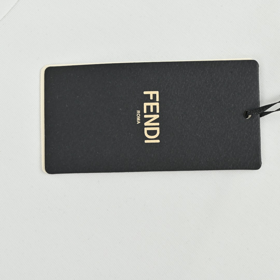 本地自取💰320
Fendi/芬迪 25FW小怪兽刺绣眼睛拉链立领外套
Fendi/芬迪 2025秋冬最新爆款立领外套 面料精选高支高密双股空气层长绒棉 手感超级舒服 logo精选全进口环保材质 超级漂亮!
颜色:白色,黑色
尺码: M-3XL