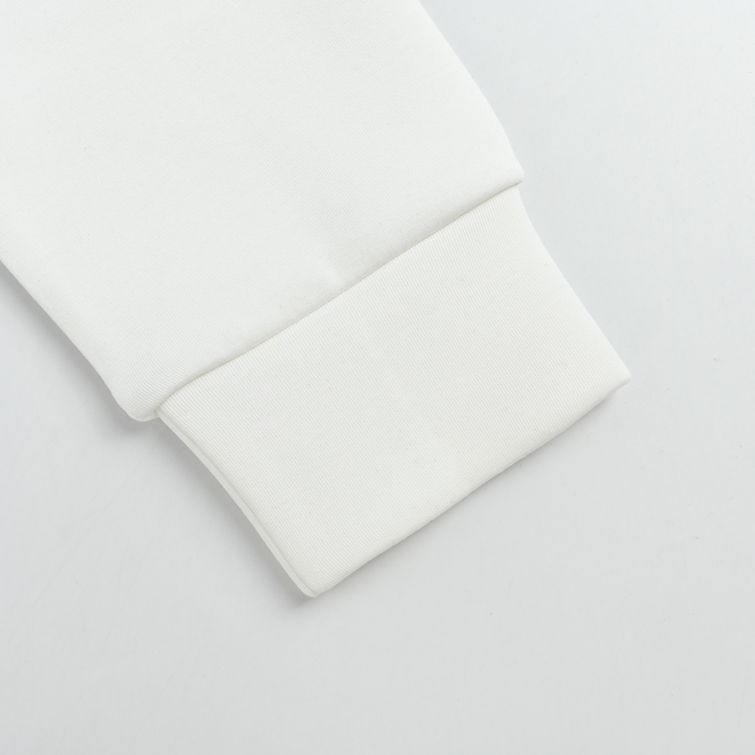 本地自取💰320
Fendi/芬迪 25FW小怪兽刺绣眼睛拉链立领外套
Fendi/芬迪 2025秋冬最新爆款立领外套 面料精选高支高密双股空气层长绒棉 手感超级舒服 logo精选全进口环保材质 超级漂亮!
颜色:白色,黑色
尺码: M-3XL