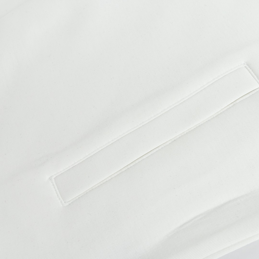 本地自取💰320
Fendi/芬迪 25FW小怪兽刺绣眼睛拉链立领外套
Fendi/芬迪 2025秋冬最新爆款立领外套 面料精选高支高密双股空气层长绒棉 手感超级舒服 logo精选全进口环保材质 超级漂亮!
颜色:白色,黑色
尺码: M-3XL