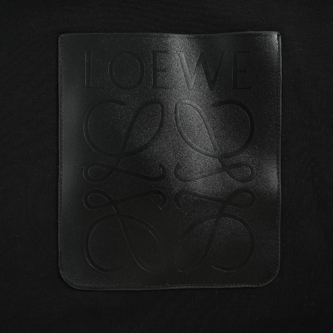 本地自取 💰320
Loewe/罗意威 胸口压花徽标皮口袋拉链连帽外套
Loewe/罗意威 2025秋冬最新爆款连帽外套 面料精选高支高密双股空气层长绒棉 手感超级舒服 logo精选全进口环保材质 超级漂亮!
颜色:白色,黑色
尺码: M-3XL