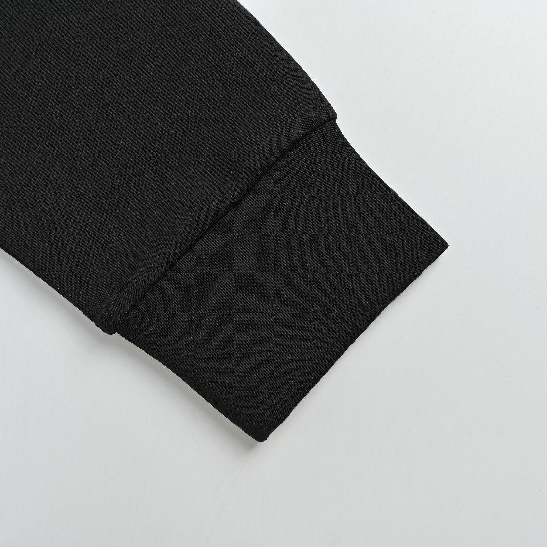 本地自取 💰320
Loewe/罗意威 胸口压花徽标皮口袋拉链连帽外套
Loewe/罗意威 2025秋冬最新爆款连帽外套 面料精选高支高密双股空气层长绒棉 手感超级舒服 logo精选全进口环保材质 超级漂亮!
颜色:白色,黑色
尺码: M-3XL