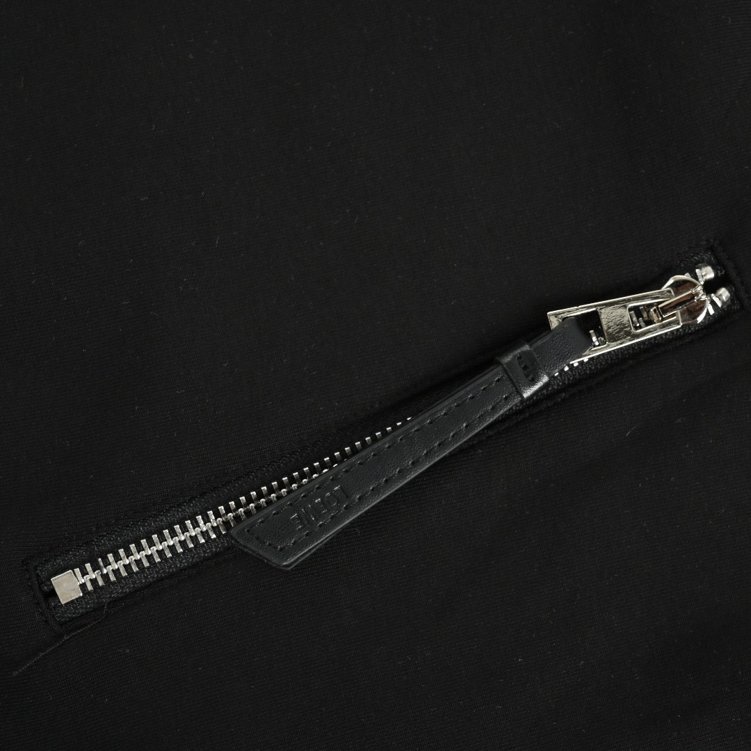 本地自取 💰320
Loewe/罗意威 胸口压花徽标皮口袋拉链连帽外套
Loewe/罗意威 2025秋冬最新爆款连帽外套 面料精选高支高密双股空气层长绒棉 手感超级舒服 logo精选全进口环保材质 超级漂亮!
颜色:白色,黑色
尺码: M-3XL