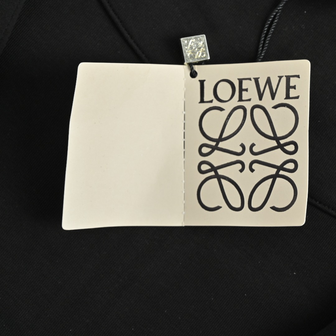 本地自取 💰320
Loewe/罗意威 胸口压花徽标皮口袋拉链连帽外套
Loewe/罗意威 2025秋冬最新爆款连帽外套 面料精选高支高密双股空气层长绒棉 手感超级舒服 logo精选全进口环保材质 超级漂亮!
颜色:白色,黑色
尺码: M-3XL