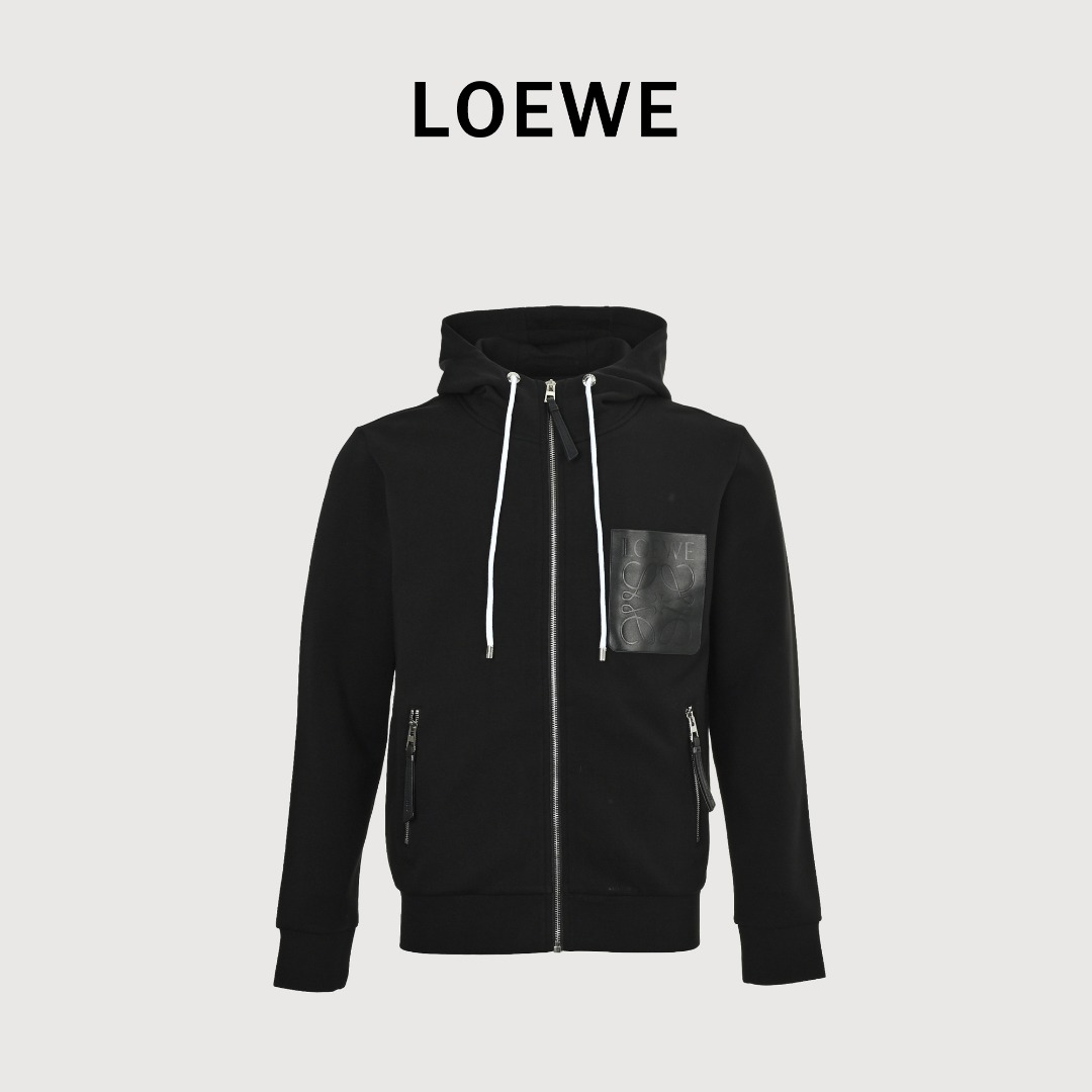 本地自取 💰320  
Loewe/罗意威 胸口压花徽标皮口袋拉链连帽外套

Loewe/罗意威 2025秋冬最新爆款连帽外套 面料精选高支高密双股空气层长绒棉 手感超级舒服 logo精选全进口环保材质 超级漂亮！
颜色：白色，黑色
尺码： M-3XL