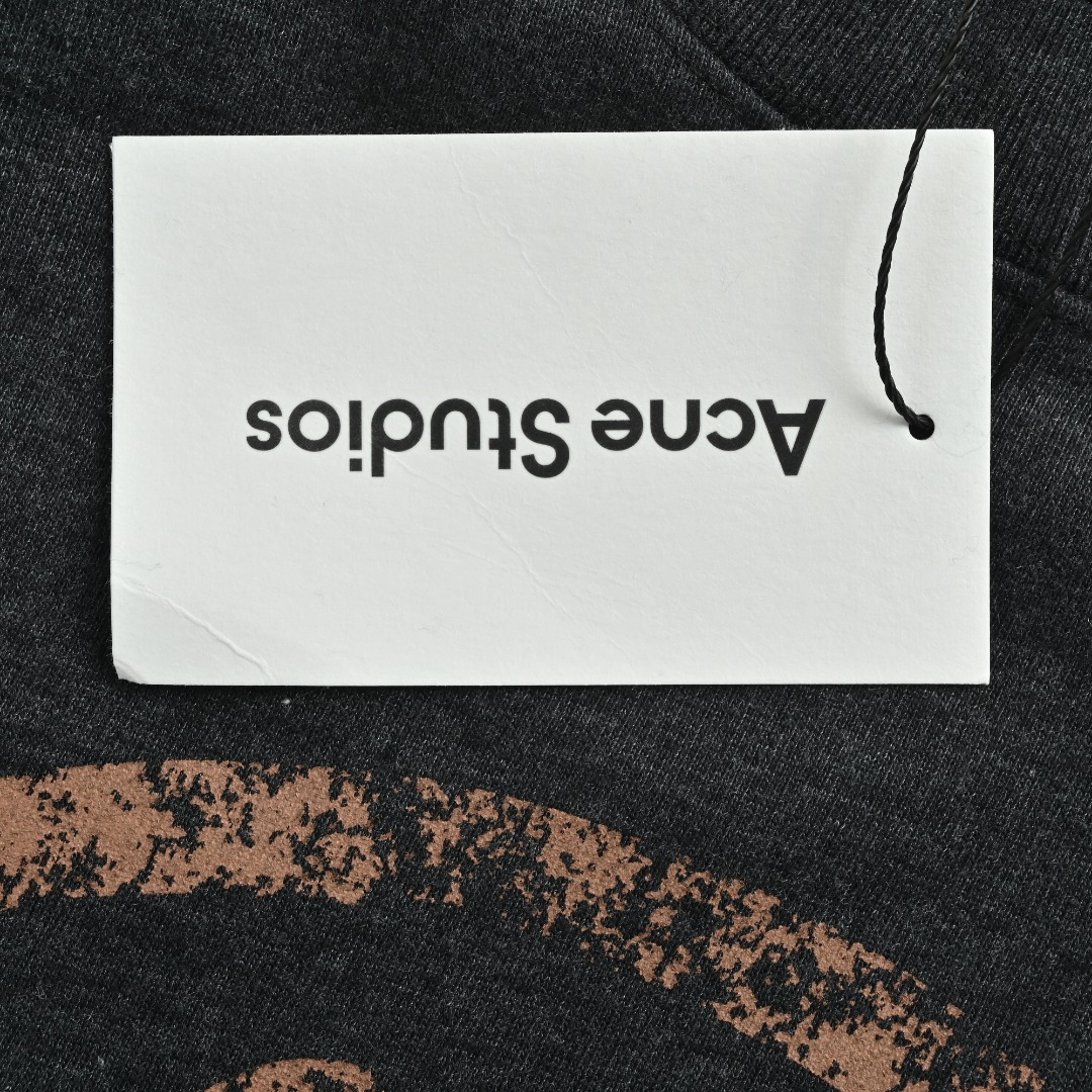 本地自取💰260
Acne Studios 斑驳圆环破洞圆领卫衣
购置原版开发,定织定染32scvc80/20+10s全棉环纺大鱼鳞毛面料,80%棉与20%黏胶纤维的比例混纺,确保了面料兼具棉的透气亲肤与黏胶的柔滑垂坠感,特殊的环纺纱技术配合大鱼鳞毛面料结构,使成衣在未经处理时已拥有优异的胚布质感,而关键的“成衣一次水洗”工艺,是达成380克重磅克重与预期柔软度的核心步骤,这道工序确保了卫衣拥有沉稳的垂坠感和厚实挺括的造型效果,同时避免了初次穿着时的僵硬感,提供近乎“久穿”般的舒适体验。激光切割破洞,精准复原工艺,破洞效果并非普通裁剪,而是采用高精度激光切割技术实现,这种技术能保证切口边缘平整利落,避免传统切割可能出现的毛边和线头,同时热效应会使边缘轻微熔融,不易变形和脱丝,为实现与原版一致的视觉效果,专门根据原版开模制作了激光切割模板,这意味着10处破洞的位置、大小和形状都需要经过精确对位才能实现,印花采用热固油墨通过丝网印刷完成,热固油墨因其成分特点,在加热固化后能形成具有一定弹性和韧性的墨层,这种工艺使图案色泽饱满浓郁,并具备出色的遮盖力,即使在深色面料上也能清晰呈现;同时,图案部分会呈现轻微的立体感,触感独特,且耐水洗、耐磨擦,不易开裂脱落。定制辅料三标,男女同款
Size:S-XL