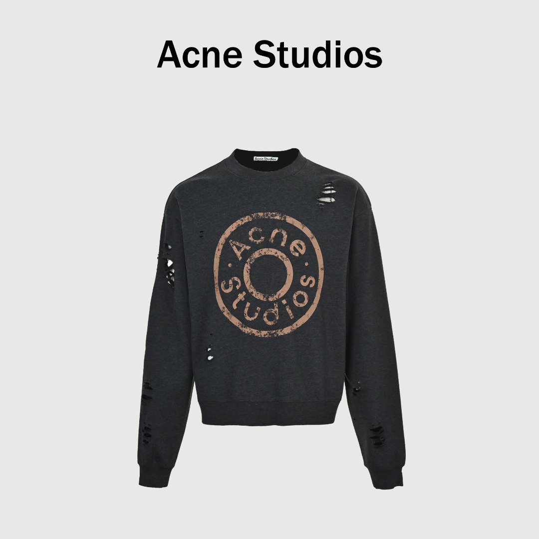 本地自取💰260
Acne Studios 斑驳圆环破洞圆领卫衣
购置原版开发，定织定染32scvc80/20+10s全棉环纺大鱼鳞毛面料，80%棉与20%黏胶纤维的比例混纺，确保了面料兼具棉的透气亲肤与黏胶的柔滑垂坠感，特殊的环纺纱技术配合大鱼鳞毛面料结构，使成衣在未经处理时已拥有优异的胚布质感，而关键的“成衣一次水洗”工艺，是达成380克重磅克重与预期柔软度的核心步骤，这道工序确保了卫衣拥有沉稳的垂坠感和厚实挺括的造型效果，同时避免了初次穿着时的僵硬感，提供近乎“久穿”般的舒适体验。激光切割破洞，精准复原工艺，破洞效果并非普通裁剪，而是采用高精度激光切割技术实现，这种技术能保证切口边缘平整利落，避免传统切割可能出现的毛边和线头，同时热效应会使边缘轻微熔融，不易变形和脱丝，为实现与原版一致的视觉效果，专门根据原版开模制作了激光切割模板，这意味着10处破洞的位置、大小和形状都需要经过精确对位才能实现，印花采用热固油墨通过丝网印刷完成，热固油墨因其成分特点，在加热固化后能形成具有一定弹性和韧性的墨层，这种工艺使图案色泽饱满浓郁，并具备出色的遮盖力，即使在深色面料上也能清晰呈现；同时，图案部分会呈现轻微的立体感，触感独特，且耐水洗、耐磨擦，不易开裂脱落。定制辅料三标，男女同款
Size：S-XL