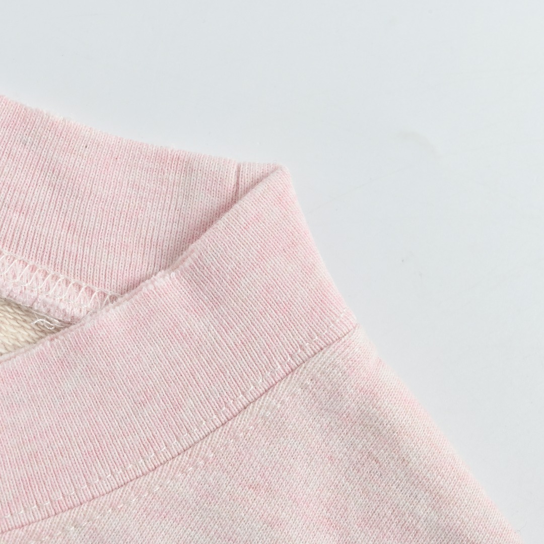 本地自取💰260 Acne Studios 斑驳圆环破洞圆领卫衣 购置原版开发,定织定染32scvc80/20+10s全棉环纺大鱼鳞毛面料,80%棉与20%黏胶纤维的比例混纺,确保了面料兼具棉的透气亲肤与黏胶的柔滑垂坠感,特殊的环纺纱技术配合大鱼鳞毛面料结构,使成衣在未经处理时已拥有优异的胚布质感,而关键的“成衣一次水洗”工艺,是达成380克重磅克重与预期柔软度的核心步骤,这道工序确保了卫衣拥有沉稳的垂坠感和厚实挺括的造型效果,同时避免了初次穿着时的僵硬感,提供近乎“久穿”般的舒适体验。激光切割破洞,精准复原工艺,破洞效果并非普通裁剪,而是采用高精度激光切割技术实现,这种技术能保证切口边缘平整利落,避免传统切割可能出现的毛边和线头,同时热效应会使边缘轻微熔融,不易变形和脱丝,为实现与原版一致的视觉效果,专门根据原版开模制作了激光切割模板,这意味着10处破洞的位置、大小和形状都需要经过精确对位才能实现,印花采用热固油墨通过丝网印刷完成,热固油墨因其成分特点,在加热固化后能形成具有一定弹性和韧性的墨层,这种工艺使图案色泽饱满浓郁,并具备出色的遮盖力,即使在深色面料上也能清晰呈现;同时,图案部分会呈现轻微的立体感,触感独特,且耐水洗、耐磨擦,不易开裂脱落。定制辅料三标,男女同款 Size:S-XL