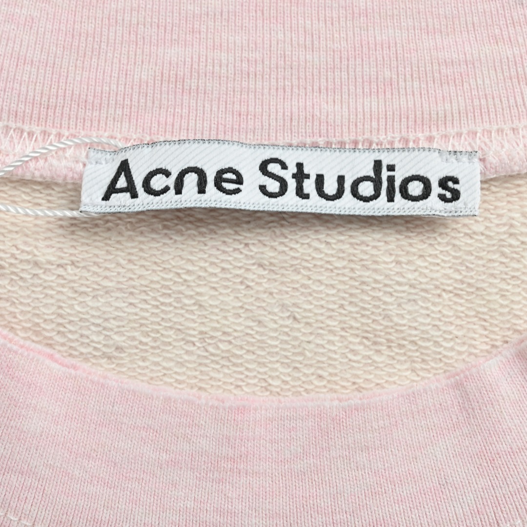 本地自取💰260
Acne Studios 斑驳圆环破洞圆领卫衣
购置原版开发,定织定染32scvc80/20+10s全棉环纺大鱼鳞毛面料,80%棉与20%黏胶纤维的比例混纺,确保了面料兼具棉的透气亲肤与黏胶的柔滑垂坠感,特殊的环纺纱技术配合大鱼鳞毛面料结构,使成衣在未经处理时已拥有优异的胚布质感,而关键的“成衣一次水洗”工艺,是达成380克重磅克重与预期柔软度的核心步骤,这道工序确保了卫衣拥有沉稳的垂坠感和厚实挺括的造型效果,同时避免了初次穿着时的僵硬感,提供近乎“久穿”般的舒适体验。激光切割破洞,精准复原工艺,破洞效果并非普通裁剪,而是采用高精度激光切割技术实现,这种技术能保证切口边缘平整利落,避免传统切割可能出现的毛边和线头,同时热效应会使边缘轻微熔融,不易变形和脱丝,为实现与原版一致的视觉效果,专门根据原版开模制作了激光切割模板,这意味着10处破洞的位置、大小和形状都需要经过精确对位才能实现,印花采用热固油墨通过丝网印刷完成,热固油墨因其成分特点,在加热固化后能形成具有一定弹性和韧性的墨层,这种工艺使图案色泽饱满浓郁,并具备出色的遮盖力,即使在深色面料上也能清晰呈现;同时,图案部分会呈现轻微的立体感,触感独特,且耐水洗、耐磨擦,不易开裂脱落。定制辅料三标,男女同款
Size:S-XL
