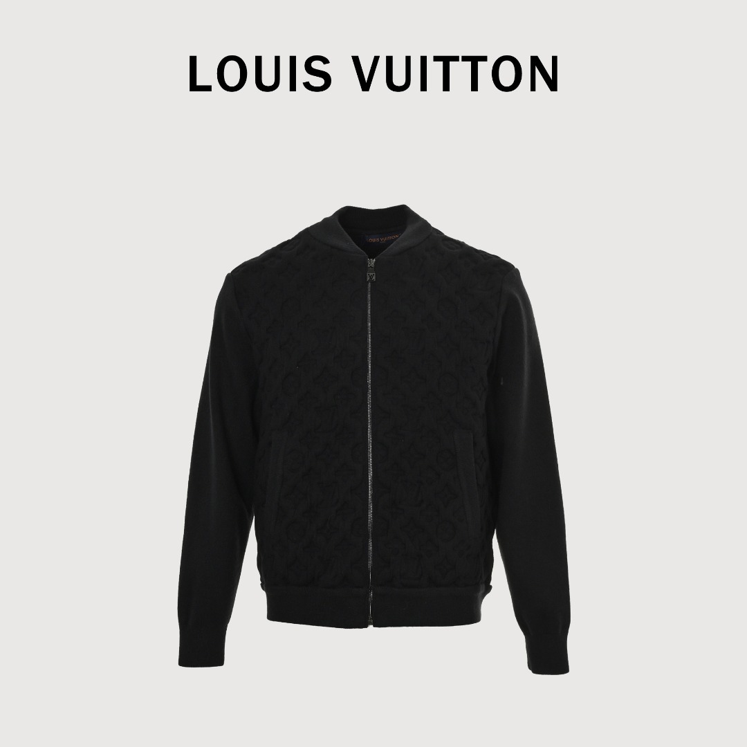本地自取 💰380
Louis Vuitton/路易威登 老花浮雕压花羊毛针织飞行夹克外套
定织羊毛交织立体提花面料，柔暖扎实，全幅Monogram绗缝压花工艺，搭配多层复合衬垫与模塑立体压花、激光精准定位，经成衣洗水加软去味处理，定制辅料三标
Size:S-XL
