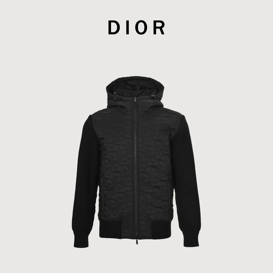 本地自取 💰380
Dior/迪奥 24Fw 绗缝字母针织拼接连帽棉服外套
棉质混纺羊毛针织面料与尼龙材质前后拼接 质感品相绝佳 连帽抽绳拉链设计 休闲时尚 保暖御寒 穿脱方便随意变换造型 大身凹凸肌理感绗缝老花满印 彰显独特设计搭配斜裁拉链口袋 提升穿搭格调 宽松落肩版型出街穿出松弛感 无论是日常出行还是通勤 都能完美适配驾驭 穿搭时髦
Size:S-XL