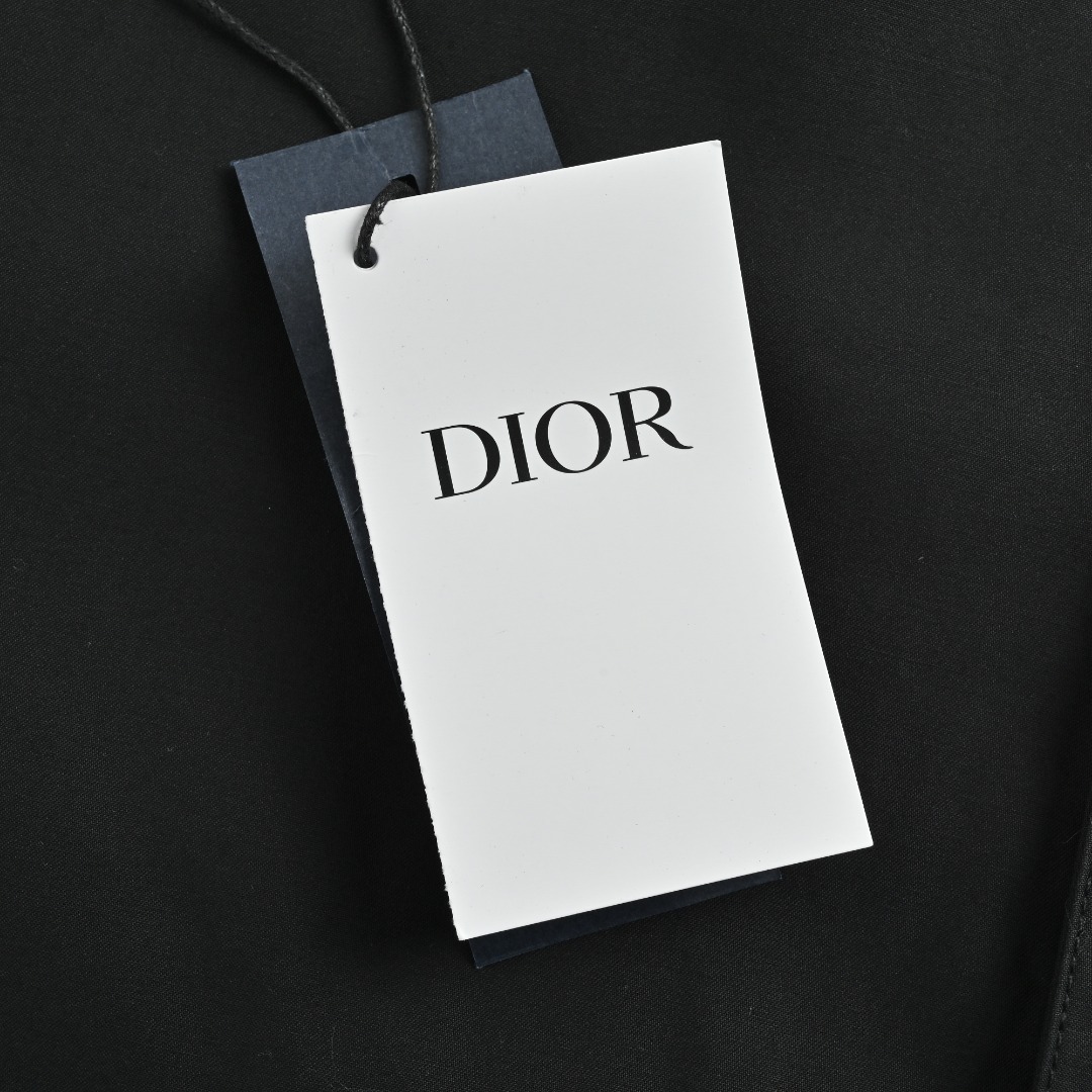 本地自取💰380
DIOR迪奥CD 方长标羊皮革夹克外套
定制黑色棉质混纺缎面,精选原料与纺纱,长绒棉的纤维更长、更坚韧,能纺出强度高、毛羽少、手感丝滑的纱线,这是“质感”的基础。为了获得缎面特有的光泽和滑爽感,会混入丝绸、天丝™等材料。这些纤维本身光泽感强、表面光滑,与棉结合后,能提升整体的奢华感。支数越高,纱线越细腻。直观的感受是面料密度高 手感厚实 但手感非常细腻 摸起来有饱满的实体感,而非轻飘虚浮。(面料上区分市场通货)里布采用真丝提花、满印DIOR名牌标识,选用优质桑蚕丝作为原料。丝线需要经过筛选、浸泡、络丝、并丝、捻丝等前期处理,形成强度、捻度和光泽都符合要求的经线和纬线。(细节还原原版),注重细节处理,如领口、袖口和下摆都经过精心剪裁与缝制,确保整件夹克看起来精致而有型。胸口绣花标和内里满印面料巧妙地融入品牌元素,提升品牌的辨识度。
Size:46 48 50 52