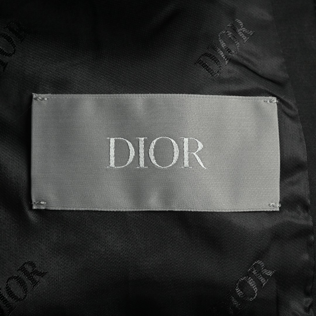 本地自取💰380
DIOR迪奥CD 方长标羊皮革夹克外套
定制黑色棉质混纺缎面,精选原料与纺纱,长绒棉的纤维更长、更坚韧,能纺出强度高、毛羽少、手感丝滑的纱线,这是“质感”的基础。为了获得缎面特有的光泽和滑爽感,会混入丝绸、天丝™等材料。这些纤维本身光泽感强、表面光滑,与棉结合后,能提升整体的奢华感。支数越高,纱线越细腻。直观的感受是面料密度高 手感厚实 但手感非常细腻 摸起来有饱满的实体感,而非轻飘虚浮。(面料上区分市场通货)里布采用真丝提花、满印DIOR名牌标识,选用优质桑蚕丝作为原料。丝线需要经过筛选、浸泡、络丝、并丝、捻丝等前期处理,形成强度、捻度和光泽都符合要求的经线和纬线。(细节还原原版),注重细节处理,如领口、袖口和下摆都经过精心剪裁与缝制,确保整件夹克看起来精致而有型。胸口绣花标和内里满印面料巧妙地融入品牌元素,提升品牌的辨识度。
Size:46 48 50 52