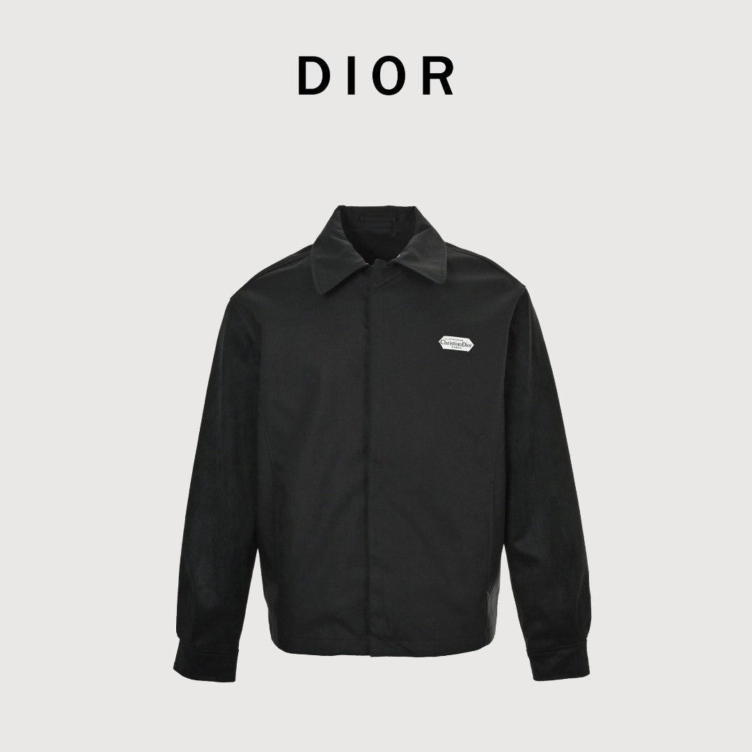 本地自取💰380
DIOR迪奥CD 方长标羊皮革夹克外套
定制黑色棉质混纺缎面，精选原料与纺纱，长绒棉的纤维更长、更坚韧，能纺出强度高、毛羽少、手感丝滑的纱线，这是“质感”的基础。为了获得缎面特有的光泽和滑爽感，会混入丝绸、天丝™等材料。这些纤维本身光泽感强、表面光滑，与棉结合后，能提升整体的奢华感。支数越高，纱线越细腻。直观的感受是面料密度高 手感厚实 但手感非常细腻 摸起来有饱满的实体感，而非轻飘虚浮。（面料上区分市场通货）里布采用真丝提花、满印DIOR名牌标识，选用优质桑蚕丝作为原料。丝线需要经过筛选、浸泡、络丝、并丝、捻丝等前期处理，形成强度、捻度和光泽都符合要求的经线和纬线。（细节还原原版），注重细节处理，如领口、袖口和下摆都经过精心剪裁与缝制，确保整件夹克看起来精致而有型。胸口绣花标和内里满印面料巧妙地融入品牌元素，提升品牌的辨识度。
Size：46 48 50 52