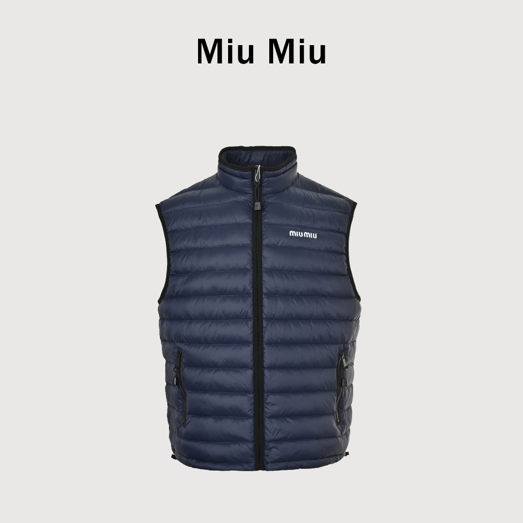 本地自取💰380 MIU MIU缪缪MM 字母绣排骨羽绒马甲 选用高支数的聚酰胺纤维打造的高端尼龙面料,以出色的抗拉强度和耐磨性能著称,其良好柔韧性使面料不易起皱,长久保持挺括有型。紧密的织法有效阻挡冷风侵袭,锁住羽绒层产生的暖空气。高密度尼龙表面形成一定的荷叶效应,小水滴不易渗透,保持内部干爽,有效提升羽绒使用寿命。 采用90国标高品质羽绒,充绒量达到了140克,蓬松度高、保暖性强,轻盈无负担,轻松应对寒冷天气。 徽标采用进口机刺绣工艺,使用先进的计算机控制系统和精密的机械部件,实现mimiu刺绣作业,精度高、线条流畅且细腻。 Size:46 48 50 52