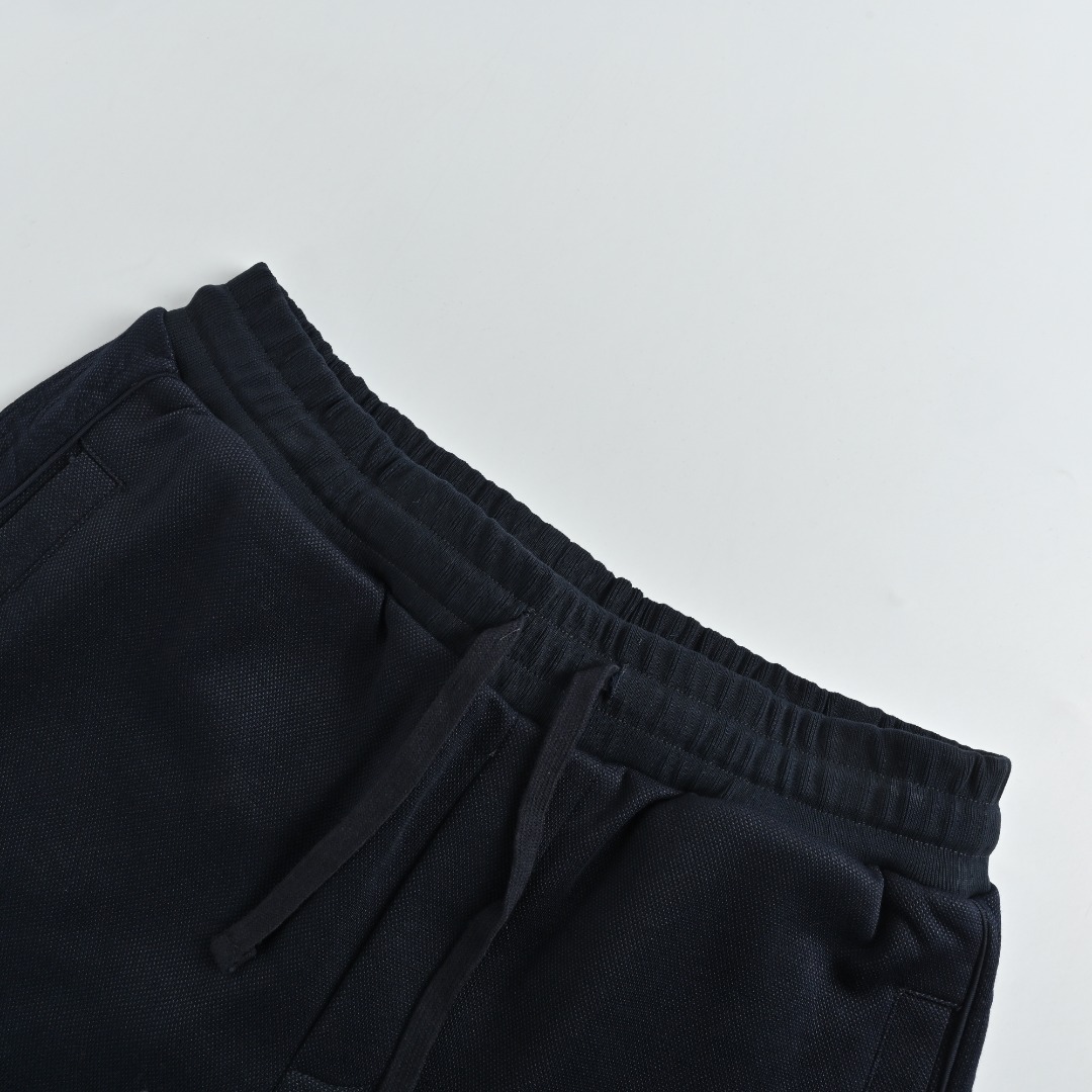 本地自取💰290
DIOR迪奥CD Oblique浮雕织带长裤
高织斜纹全棉材质,上身舒适透气,饰以 Oblique 印花镶片,精致休闲,工艺提花处理,呈现出凹凸立体肌理质感,宽松剪裁,防风御寒,可搭配系列夹克,穿搭包容时髦,兼容日常出行和休闲时光,男女都能轻松驾驭
Size:S-L