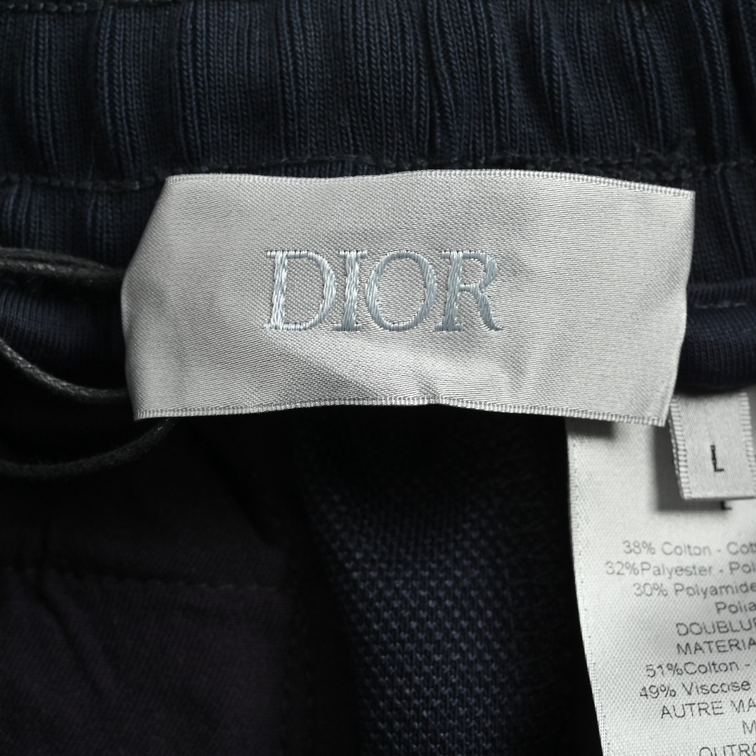 本地自取💰290
DIOR迪奥CD Oblique浮雕织带长裤
高织斜纹全棉材质,上身舒适透气,饰以 Oblique 印花镶片,精致休闲,工艺提花处理,呈现出凹凸立体肌理质感,宽松剪裁,防风御寒,可搭配系列夹克,穿搭包容时髦,兼容日常出行和休闲时光,男女都能轻松驾驭
Size:S-L