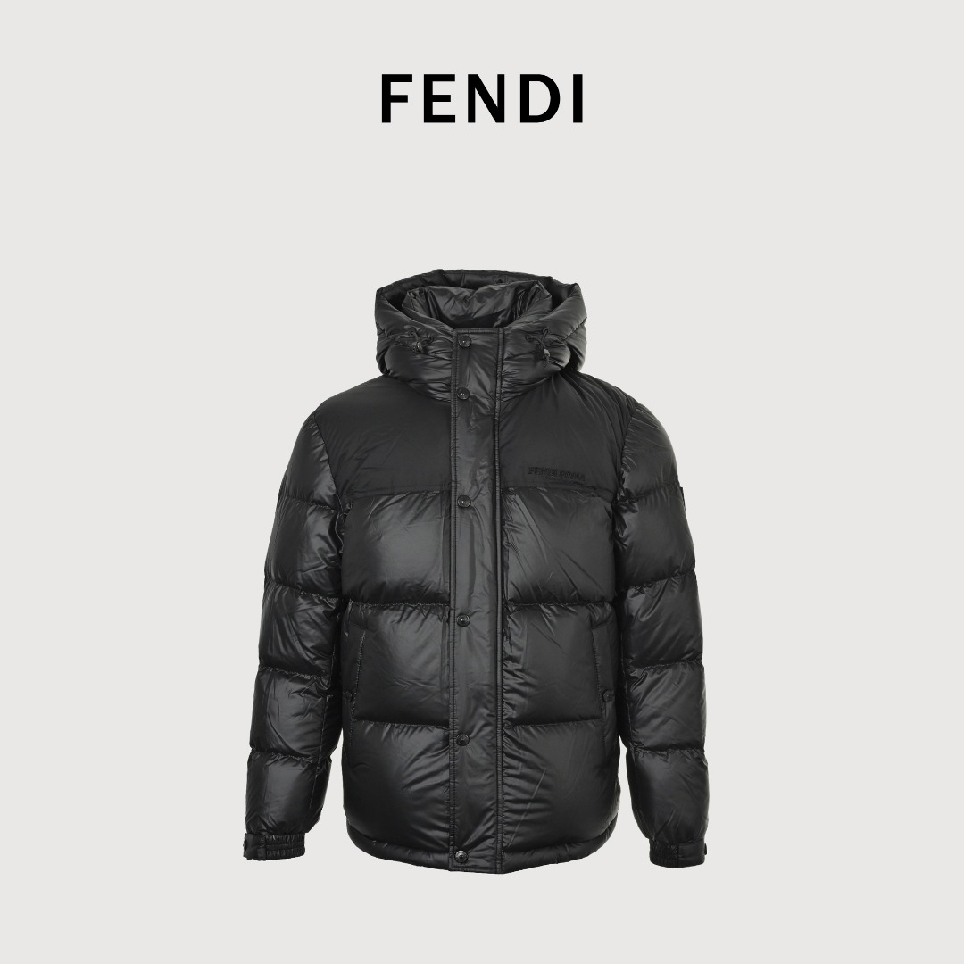 Fendi/芬迪 25Fw袖标拼接连帽羽绒服 采用新国标90白鸭绒填充,顶级版本,区分市面通货,男女同款全新美学灵感趣味设计,渠道性质精品.让整体造型设计更加优雅时尚,今夏最火系列,无数明星潮人追捧.裁剪工艺细节处理工整为玩味时尚增添色彩!工整细致,合身的版型构造更是独具匠心,上身不仅有着出彩的辨识度更是减龄青春.一款穿着意义还有穿搭性能都很极致的款式,绚丽的色系调配,此款的工艺必然也是极致非凡,上身的舒适度绝对足够的强大,也是奢品本质的一种彰显!柔软轻薄,触感更是极端撩人,透气性能十分之强大,尤为适合春夏季节的穿搭所需,妥妥的穿着享受,并且各处的细节以及织带的工艺都是尽善尽美,更显高级感! 编码:366