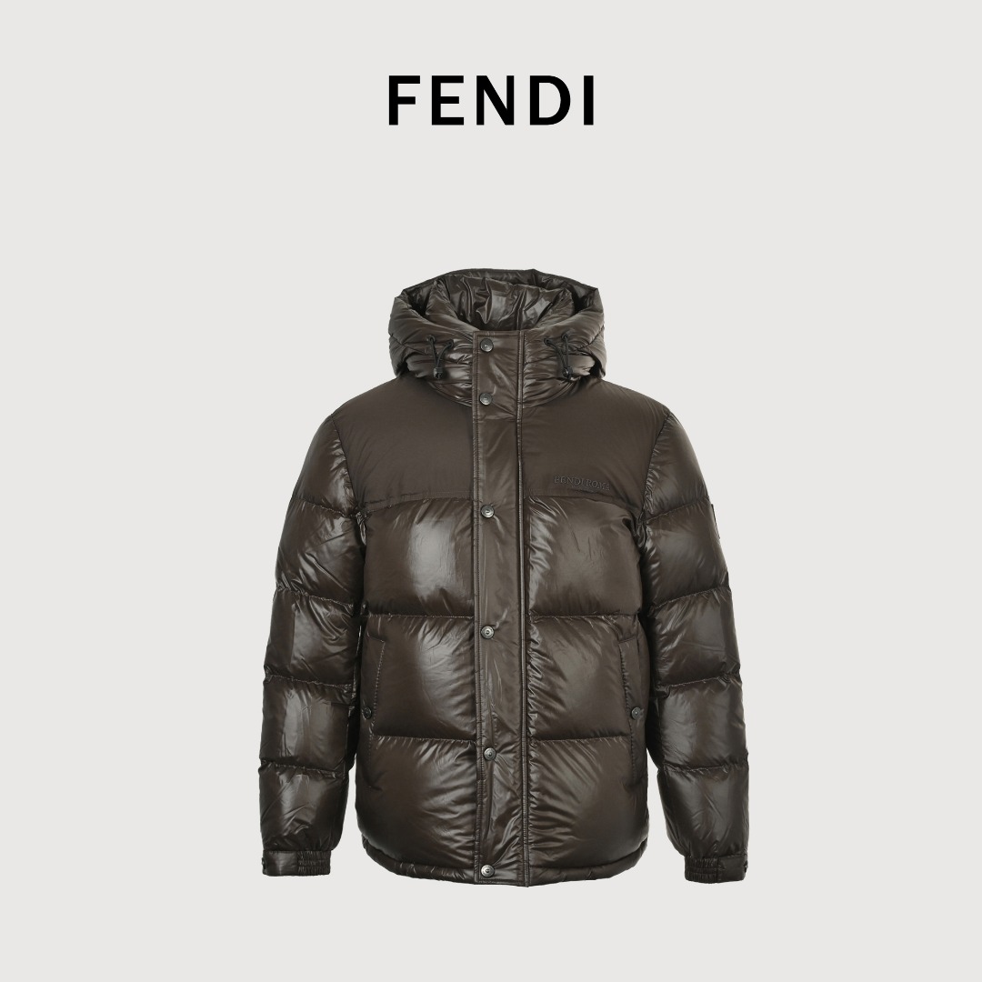 Fendi/芬迪 25Fw袖标拼接连帽羽绒服 采用新国标90白鸭绒填充,顶级版本,区分市面通货,男女同款全新美学灵感趣味设计,渠道性质精品.让整体造型设计更加优雅时尚,今夏最火系列,无数明星潮人追捧.裁剪工艺细节处理工整为玩味时尚增添色彩!工整细致,合身的版型构造更是独具匠心,上身不仅有着出彩的辨识度更是减龄青春.一款穿着意义还有穿搭性能都很极致的款式,绚丽的色系调配,此款的工艺必然也是极致非凡,上身的舒适度绝对足够的强大,也是奢品本质的一种彰显!柔软轻薄,触感更是极端撩人,透气性能十分之强大,尤为适合春夏季节的穿搭所需,妥妥的穿着享受,并且各处的细节以及织带的工艺都是尽善尽美,更显高级感! 编码:366