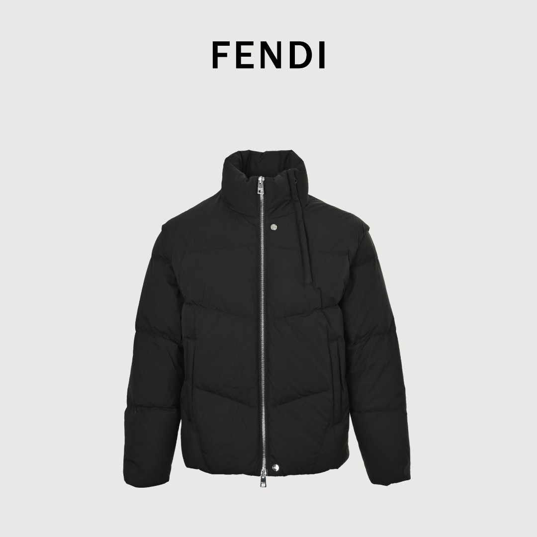 Fendi/芬迪 25Fw可拆卸立领羽绒服 采用新国标90白鸭绒填充,顶级版本,区分市面通货,男女同款全新美学灵感趣味设计,渠道性质精品.让整体造型设计更加优雅时尚,今夏最火系列,无数明星潮人追捧.裁剪工艺细节处理工整为玩味时尚增添色彩!工整细致,合身的版型构造更是独具匠心,上身不仅有着出彩的辨识度更是减龄青春.一款穿着意义还有穿搭性能都很极致的款式,绚丽的色系调配,此款的工艺必然也是极致非凡,上身的舒适度绝对足够的强大,也是奢品本质的一种彰显!柔软轻薄,触感更是极端撩人,透气性能十分之强大,尤为适合春夏季节的穿搭所需,妥妥的穿着享受,并且各处的细节以及织带的工艺都是尽善尽美,更显高级感! 颜色:黑色 编码:657