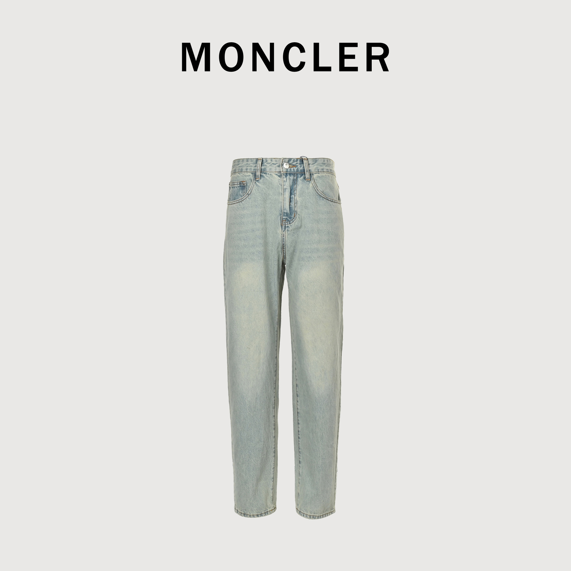 本地自取💰260 
Moncler/蒙口 25Fw后袋半logo压花牛仔长裤
今年为止做的最牛逼的牛仔裤，重度水洗工艺，暗藏玄机的细节非常多，这次主推的裤子无论是版型还是上身都太完美，不如去做20件短袖的时间，面料采用12.2盎司上等牛仔布，牛仔只有到了12盎司以上才有牛仔独特的高端质感，水洗数次打样非常满意。上身超级帅气，刺绣饱满立体，质感细腻，自成一体，视觉感爆满！
Size：S-XL