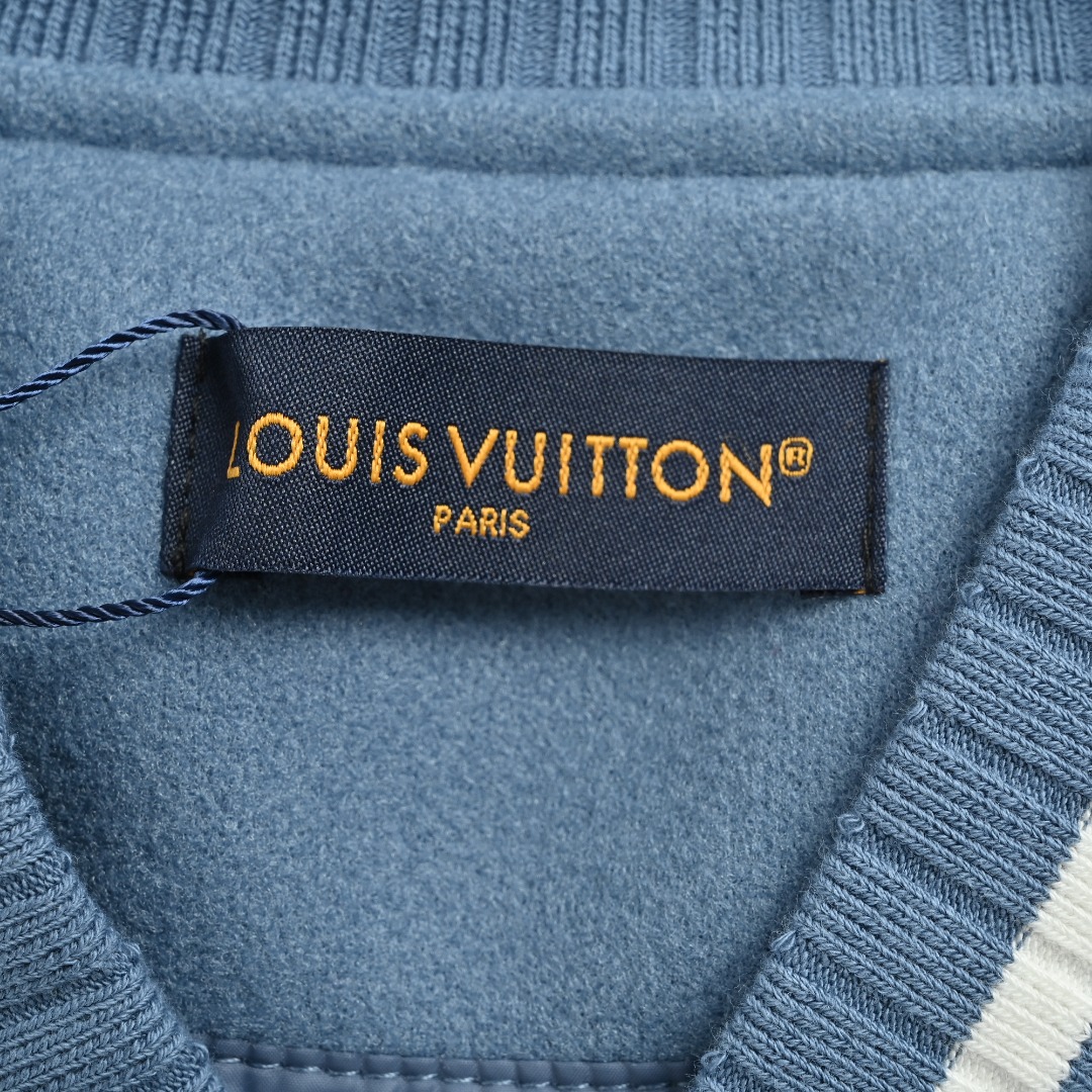 本地自取💰350
Louis Vuitton/路易威登 徽标刺绣皮质拼接夹克棒球服
今年格外火爆 棒球服外套,市场各级版本都有(细节你们一定要对比)最牛X的实力品控 生产研究棒球服7个年头 细节精致 拥有它,你就是全宇宙的最靓的仔. 烤漆面全平面四合扣(纽扣带LOGO),绵羊身搭配粒面牛皮革衣袖,再以Monogram 内衬优雅道出品牌身份,吹袭2025 秋冬秀场的千禧风尚。Marque L.Vuitton Déposée 贴饰与皮革标识刺绣贴饰分别栖身左袋下方与后部,珠光按扣再添丹迪气息。尺码:XS-L