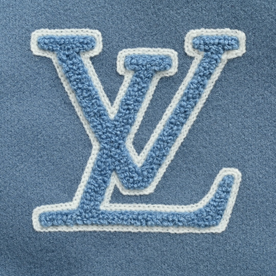 本地自取💰350
Louis Vuitton/路易威登 徽标刺绣皮质拼接夹克棒球服
今年格外火爆 棒球服外套,市场各级版本都有(细节你们一定要对比)最牛X的实力品控 生产研究棒球服7个年头 细节精致 拥有它,你就是全宇宙的最靓的仔. 烤漆面全平面四合扣(纽扣带LOGO),绵羊身搭配粒面牛皮革衣袖,再以Monogram 内衬优雅道出品牌身份,吹袭2025 秋冬秀场的千禧风尚。Marque L.Vuitton Déposée 贴饰与皮革标识刺绣贴饰分别栖身左袋下方与后部,珠光按扣再添丹迪气息。尺码:XS-L