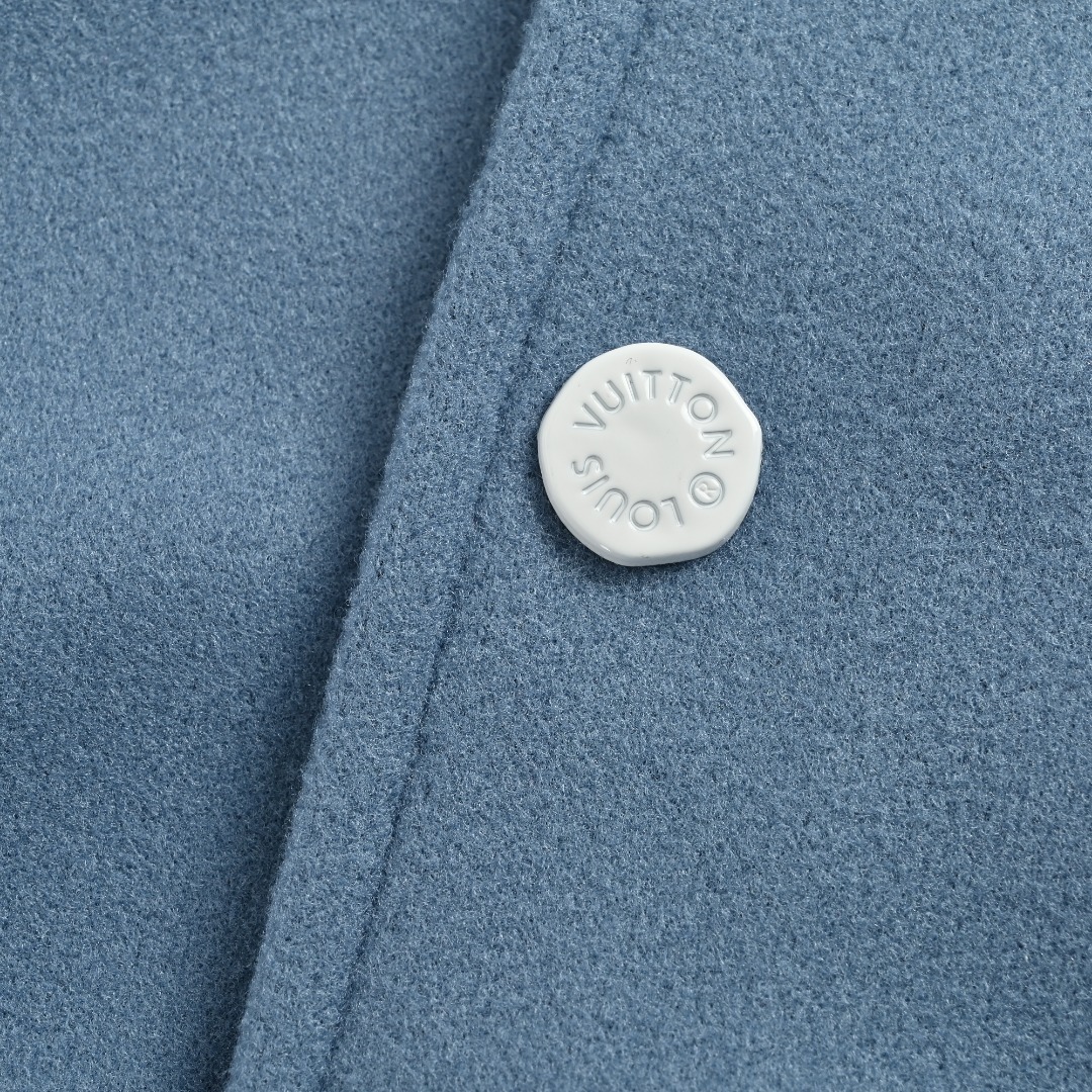 本地自取💰350
Louis Vuitton/路易威登 徽标刺绣皮质拼接夹克棒球服
今年格外火爆 棒球服外套,市场各级版本都有(细节你们一定要对比)最牛X的实力品控 生产研究棒球服7个年头 细节精致 拥有它,你就是全宇宙的最靓的仔. 烤漆面全平面四合扣(纽扣带LOGO),绵羊身搭配粒面牛皮革衣袖,再以Monogram 内衬优雅道出品牌身份,吹袭2025 秋冬秀场的千禧风尚。Marque L.Vuitton Déposée 贴饰与皮革标识刺绣贴饰分别栖身左袋下方与后部,珠光按扣再添丹迪气息。尺码:XS-L