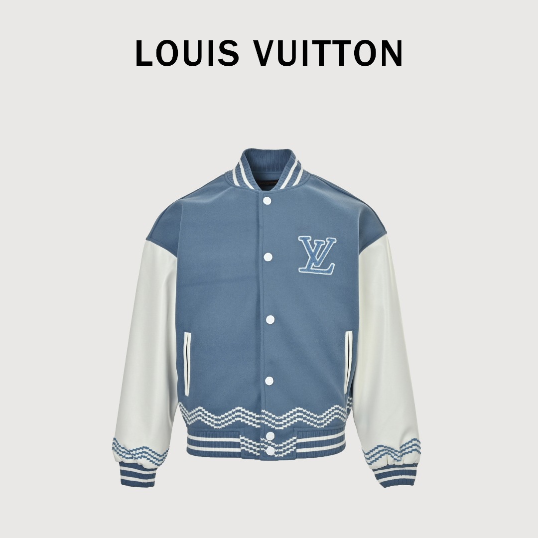 本地自取💰350
Louis Vuitton/路易威登 徽标刺绣皮质拼接夹克棒球服
今年格外火爆 棒球服外套，市场各级版本都有(细节你们一定要对比)最牛X的实力品控 生产研究棒球服7个年头 细节精致 拥有它,你就是全宇宙的最靓的仔. 烤漆面全平面四合扣(纽扣带LOGO)，绵羊身搭配粒面牛皮革衣袖，再以Monogram 内衬优雅道出品牌身份，吹袭2025 秋冬秀场的千禧风尚。Marque L.Vuitton Déposée 贴饰与皮革标识刺绣贴饰分别栖身左袋下方与后部，珠光按扣再添丹迪气息。尺码：XS-L