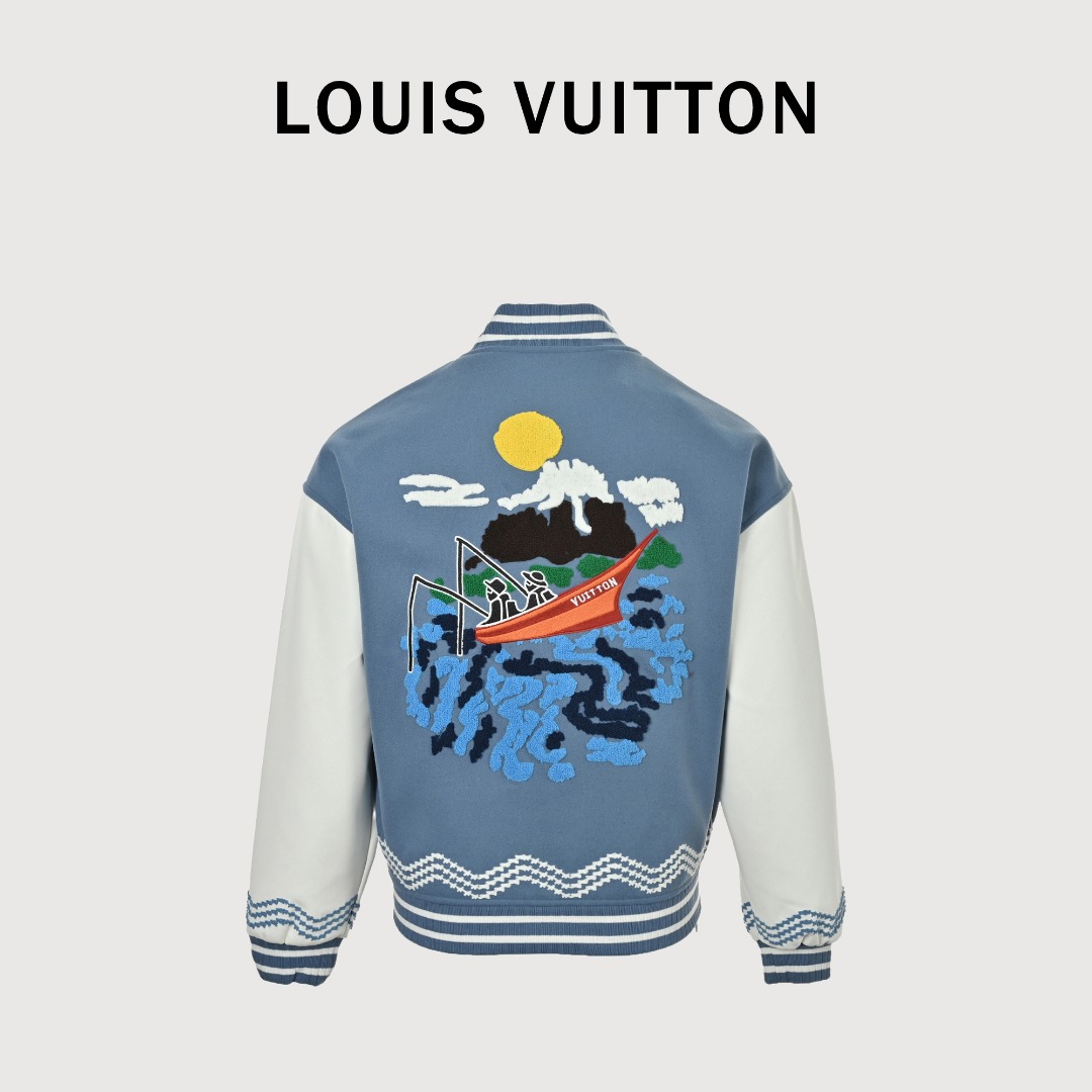 本地自取💰350
Louis Vuitton/路易威登 徽标刺绣皮质拼接夹克棒球服
今年格外火爆 棒球服外套,市场各级版本都有(细节你们一定要对比)最牛X的实力品控 生产研究棒球服7个年头 细节精致 拥有它,你就是全宇宙的最靓的仔. 烤漆面全平面四合扣(纽扣带LOGO),绵羊身搭配粒面牛皮革衣袖,再以Monogram 内衬优雅道出品牌身份,吹袭2025 秋冬秀场的千禧风尚。Marque L.Vuitton Déposée 贴饰与皮革标识刺绣贴饰分别栖身左袋下方与后部,珠光按扣再添丹迪气息。尺码:XS-L