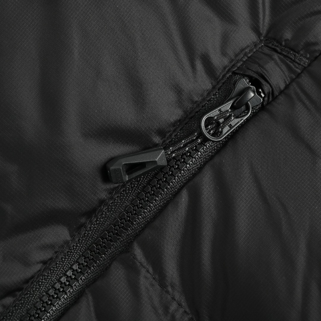 本地自取💰500
KAILAS 凯乐石 5000GT 千蓬元帅雪山羽绒服连帽拉链户外运动轻量外套
全套1:1定制辅料➕定制三标➕Yuan版吊牌➕绒子含量高达95% -面料采用轻量的7D进口PERTEX面料 结合Zero-G微细高密面料 表面经拒水处理 轻盈透气 耐撕裂防风防泼水 穿着轻盈舒适不压肩 外观采用结构线分割设计 使绒朵蓬松的空问更大 更保暖 同时不显臃肿 内里填充1000蓬高品质拒水鹅绒 绒子含量高达95% 有兼容头盔的风帽设计 便于在雪山等极端环境中使用 高立领设计可加强保暖 背部聚热科技有助于保持体温 配有YKK拉链 提高穿戴体验 使用轻量化的材料和设计搭配收纳袋可以使整件羽绒服收纳成很小的一袋方便携带 方便在户外活动中随时携带
L SIZE:S-XL