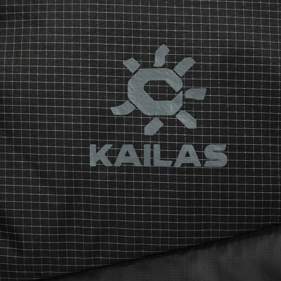 本地自取💰500
KAILAS 凯乐石 5000GT 千蓬元帅雪山羽绒服连帽拉链户外运动轻量外套
全套1:1定制辅料➕定制三标➕Yuan版吊牌➕绒子含量高达95% -面料采用轻量的7D进口PERTEX面料 结合Zero-G微细高密面料 表面经拒水处理 轻盈透气 耐撕裂防风防泼水 穿着轻盈舒适不压肩 外观采用结构线分割设计 使绒朵蓬松的空问更大 更保暖 同时不显臃肿 内里填充1000蓬高品质拒水鹅绒 绒子含量高达95% 有兼容头盔的风帽设计 便于在雪山等极端环境中使用 高立领设计可加强保暖 背部聚热科技有助于保持体温 配有YKK拉链 提高穿戴体验 使用轻量化的材料和设计搭配收纳袋可以使整件羽绒服收纳成很小的一袋方便携带 方便在户外活动中随时携带
L SIZE:S-XL