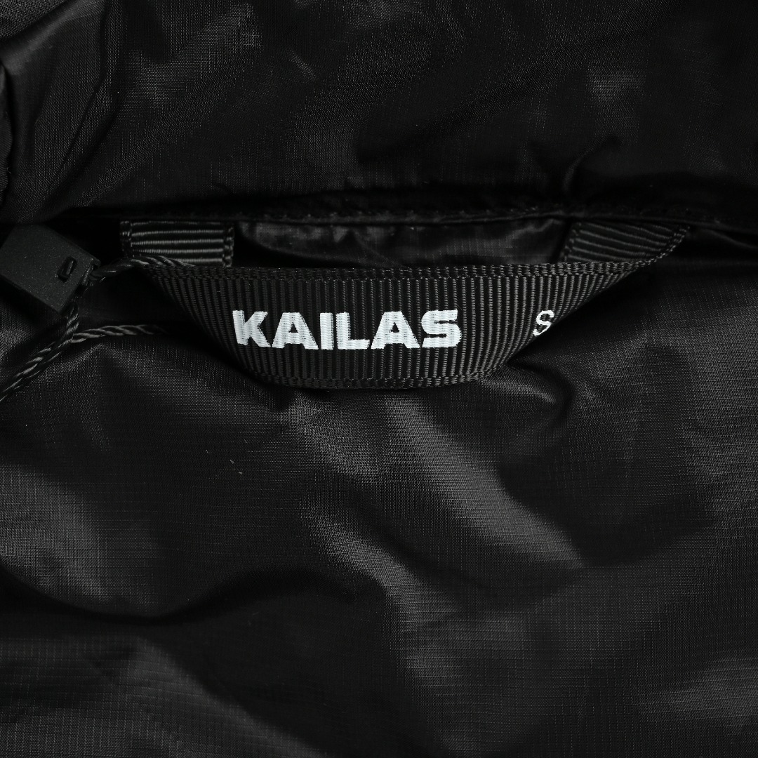 本地自取💰500
KAILAS 凯乐石 5000GT 千蓬元帅雪山羽绒服连帽拉链户外运动轻量外套
全套1:1定制辅料➕定制三标➕Yuan版吊牌➕绒子含量高达95% -面料采用轻量的7D进口PERTEX面料 结合Zero-G微细高密面料 表面经拒水处理 轻盈透气 耐撕裂防风防泼水 穿着轻盈舒适不压肩 外观采用结构线分割设计 使绒朵蓬松的空问更大 更保暖 同时不显臃肿 内里填充1000蓬高品质拒水鹅绒 绒子含量高达95% 有兼容头盔的风帽设计 便于在雪山等极端环境中使用 高立领设计可加强保暖 背部聚热科技有助于保持体温 配有YKK拉链 提高穿戴体验 使用轻量化的材料和设计搭配收纳袋可以使整件羽绒服收纳成很小的一袋方便携带 方便在户外活动中随时携带
L SIZE:S-XL