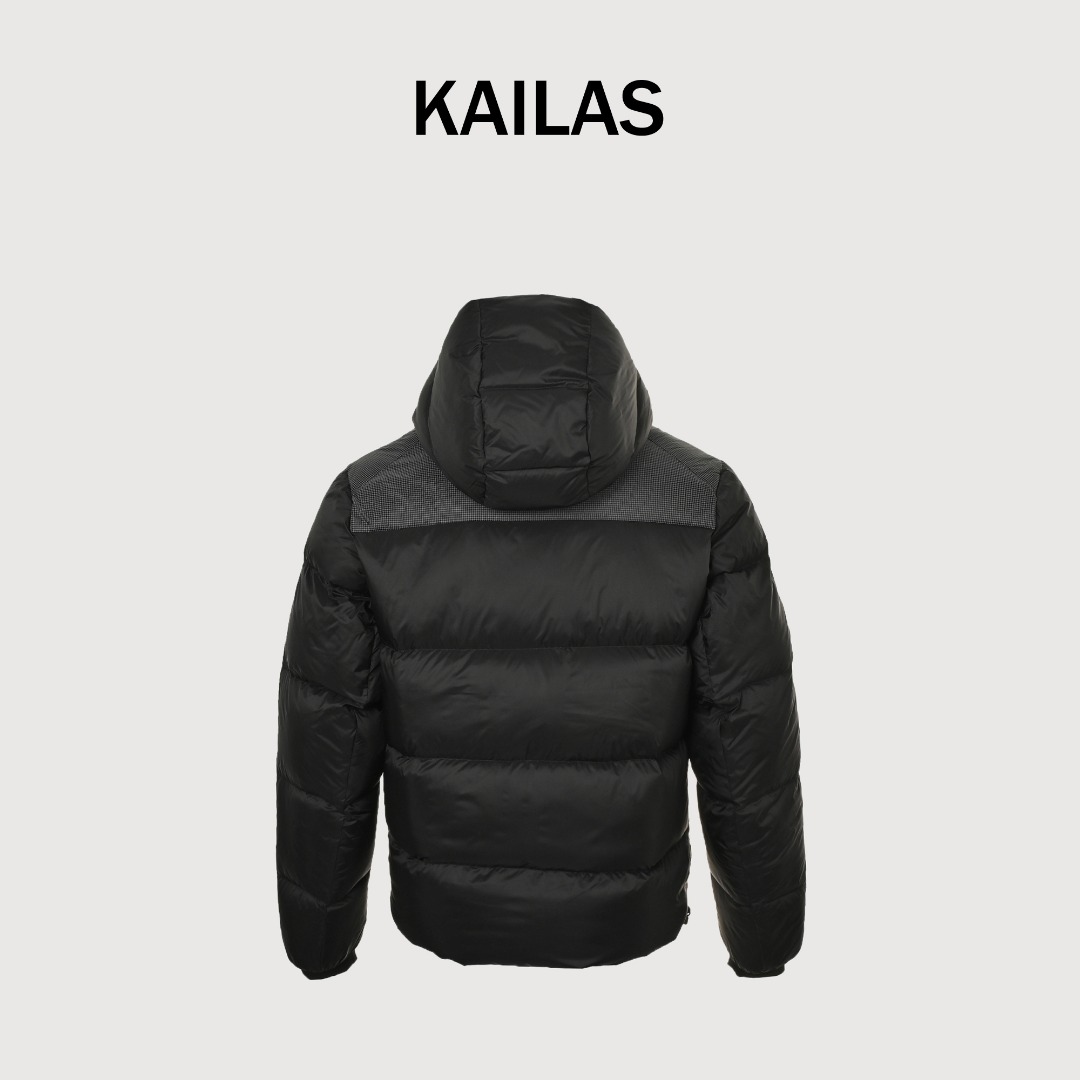 本地自取💰500
KAILAS 凯乐石 5000GT 千蓬元帅雪山羽绒服连帽拉链户外运动轻量外套
全套1:1定制辅料➕定制三标➕Yuan版吊牌➕绒子含量高达95% -面料采用轻量的7D进口PERTEX面料 结合Zero-G微细高密面料 表面经拒水处理 轻盈透气 耐撕裂防风防泼水 穿着轻盈舒适不压肩 外观采用结构线分割设计 使绒朵蓬松的空问更大 更保暖 同时不显臃肿 内里填充1000蓬高品质拒水鹅绒 绒子含量高达95% 有兼容头盔的风帽设计 便于在雪山等极端环境中使用 高立领设计可加强保暖 背部聚热科技有助于保持体温 配有YKK拉链 提高穿戴体验 使用轻量化的材料和设计搭配收纳袋可以使整件羽绒服收纳成很小的一袋方便携带 方便在户外活动中随时携带
L SIZE:S-XL