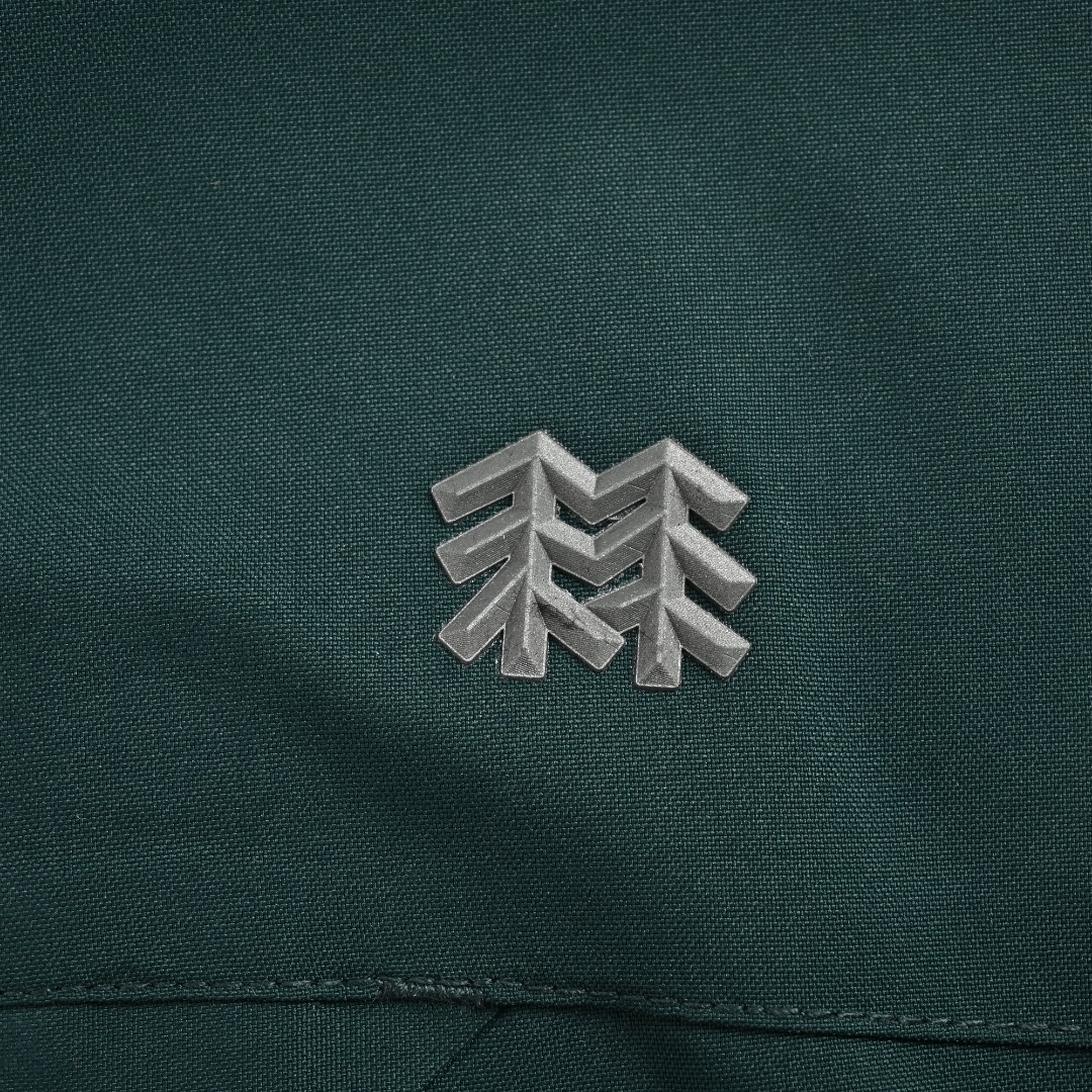 本地自取💰300
KOLON SPORT 可隆 棉服外套
韩国官方同步—采用未采用PFC(全氟化合物)的环保GORE-TEX面料能 够轻松抵御风雨 也能将汗汽排除体外 保持穿着时的舒适感 并采用稍宽松版型 能与其他层产品一起搭配叠穿 适合高强度徒步时穿着 版型- RELAX提供户外运动时充分的活动性
设计亮点-采用防风、防水、防泼水新能出色的GORE-TEX 2L面料 所使用的GORE-TEX面料采用了对环境更友好的EPE防护膜 同时不使用对环境具备致命影响的PFC全氟化合物 WATERTIGHT防水拉链,防止进入夹克以及口袋内部 在寒冷的冬天,作为一件外壳产品,采用了具备一定宽松量的版型 袖口采用魔术贴 下摆采用调节绳 可随意调节尺寸 搭配款穿着 功能性 一防水 防止外部雨水进入夹克内部 防泼水 防止水侵湿面料 将水快速弹落透湿 将服装内部汗汽排除至外部防风 防止风进入内部 面料功能性- GORE-TEX 具备防水功能的 GORE-TEX防水膜 还具有非常优异的透湿性能 可非常轻易地将汗汽排出 另外 可完全防风 通过防风 防止因冷风导致的失温情况发生
L SIZE:M-3XL