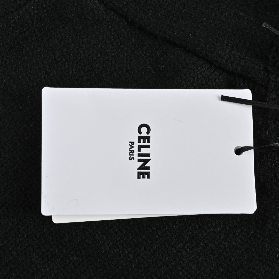 本地自取💰260
CELINE赛琳 凯旋门及后背字母毛巾绣圆领毛衣
原版杭州国专7900购入,近期的一款热门毛衣,
定纺染纱成分,100%羊毛纱线,
所以裸穿也绝对亲肤超级柔软了,
刺绣采用TAJIMA进口机台加工,后背
定制辅料,做工品质还是非常好的,适合秋冬搭配,版型宽松。
颜色:黑色,白色, 灰色
Size:XS-L