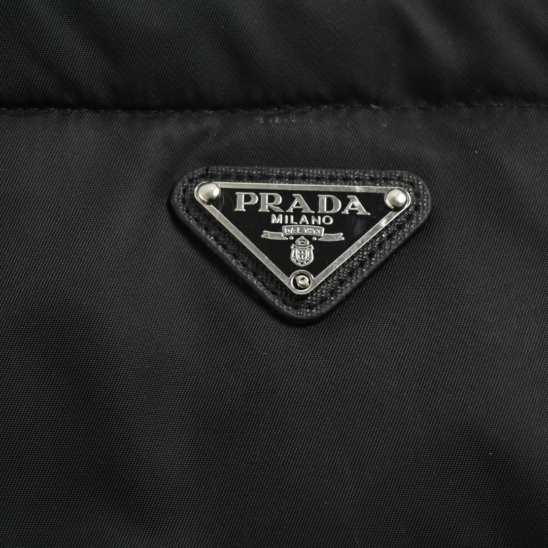 本地自取 💰700
Prada普拉达24ss铁牌三角标连帽收腰中长款羽绒服
定制YB防风防水尼龙材质白鹅绒填充内里整件轻薄保暖 长方形压纹胸前饰以经典金属三角标装饰尽显品牌低调奢华感 连帽翻领收腰剪裁御寒的同时也能成功勾勒出腰身线条改善身形比例避免臃肿穿搭时髦洋气 定制面辅料 认准版本充绒标准:国标80绒充绒物:白鹅绒高版本
Size:36-42