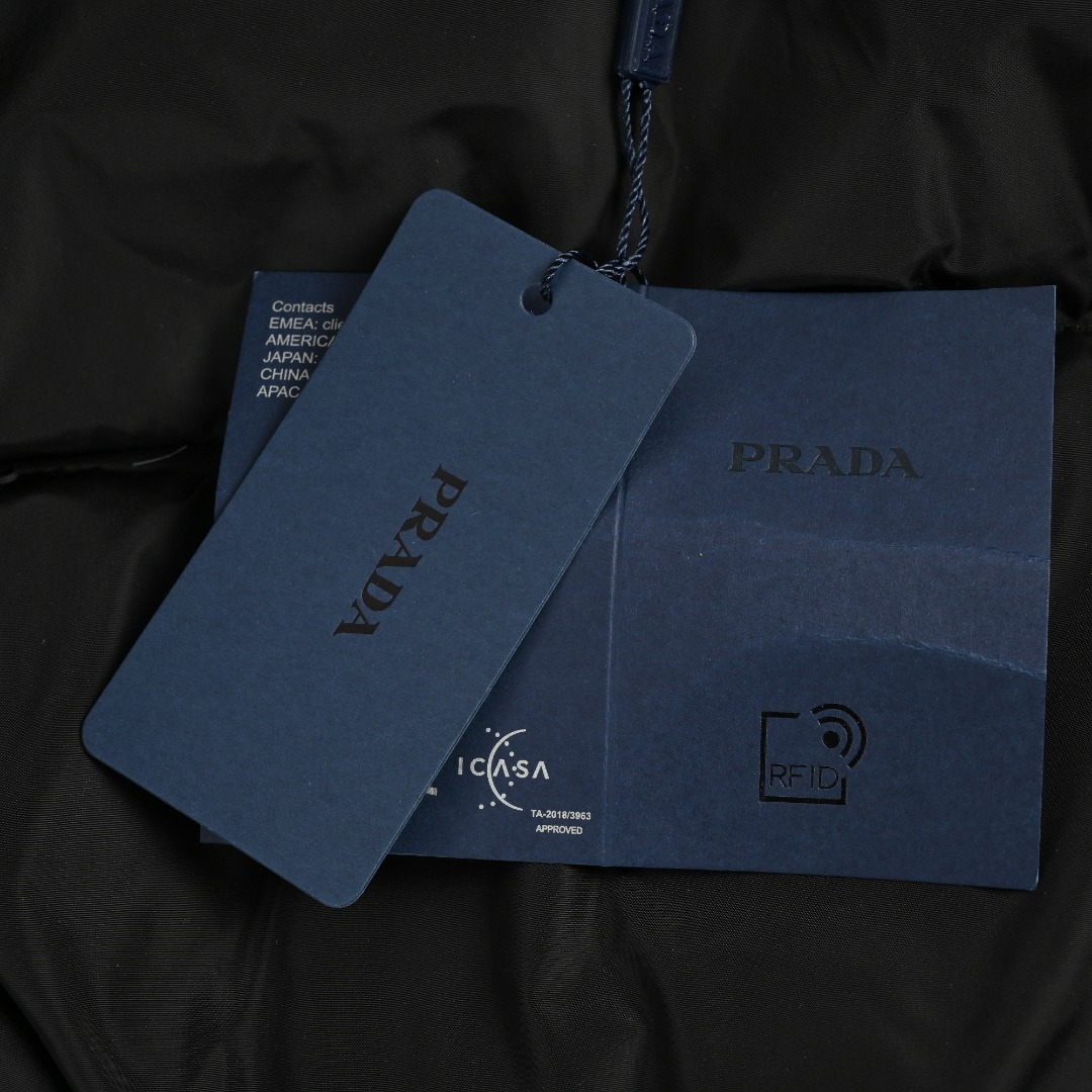 本地自取 💰700
Prada普拉达24ss铁牌三角标连帽收腰中长款羽绒服
定制YB防风防水尼龙材质白鹅绒填充内里整件轻薄保暖 长方形压纹胸前饰以经典金属三角标装饰尽显品牌低调奢华感 连帽翻领收腰剪裁御寒的同时也能成功勾勒出腰身线条改善身形比例避免臃肿穿搭时髦洋气 定制面辅料 认准版本充绒标准:国标80绒充绒物:白鹅绒高版本
Size:36-42