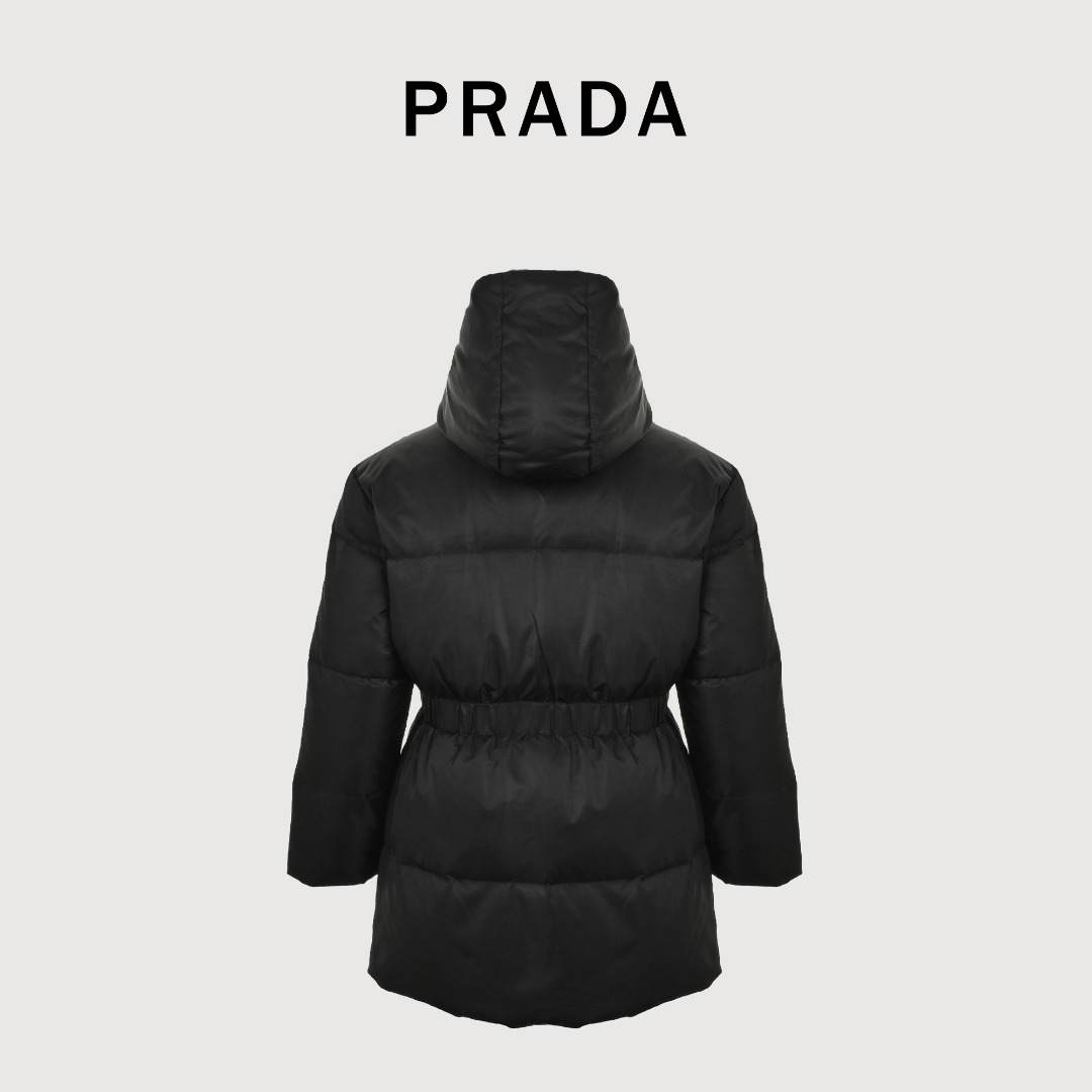 本地自取 💰700
Prada普拉达24ss铁牌三角标连帽收腰中长款羽绒服
定制YB防风防水尼龙材质白鹅绒填充内里整件轻薄保暖 长方形压纹胸前饰以经典金属三角标装饰尽显品牌低调奢华感 连帽翻领收腰剪裁御寒的同时也能成功勾勒出腰身线条改善身形比例避免臃肿穿搭时髦洋气 定制面辅料 认准版本充绒标准:国标80绒充绒物:白鹅绒高版本
Size:36-42